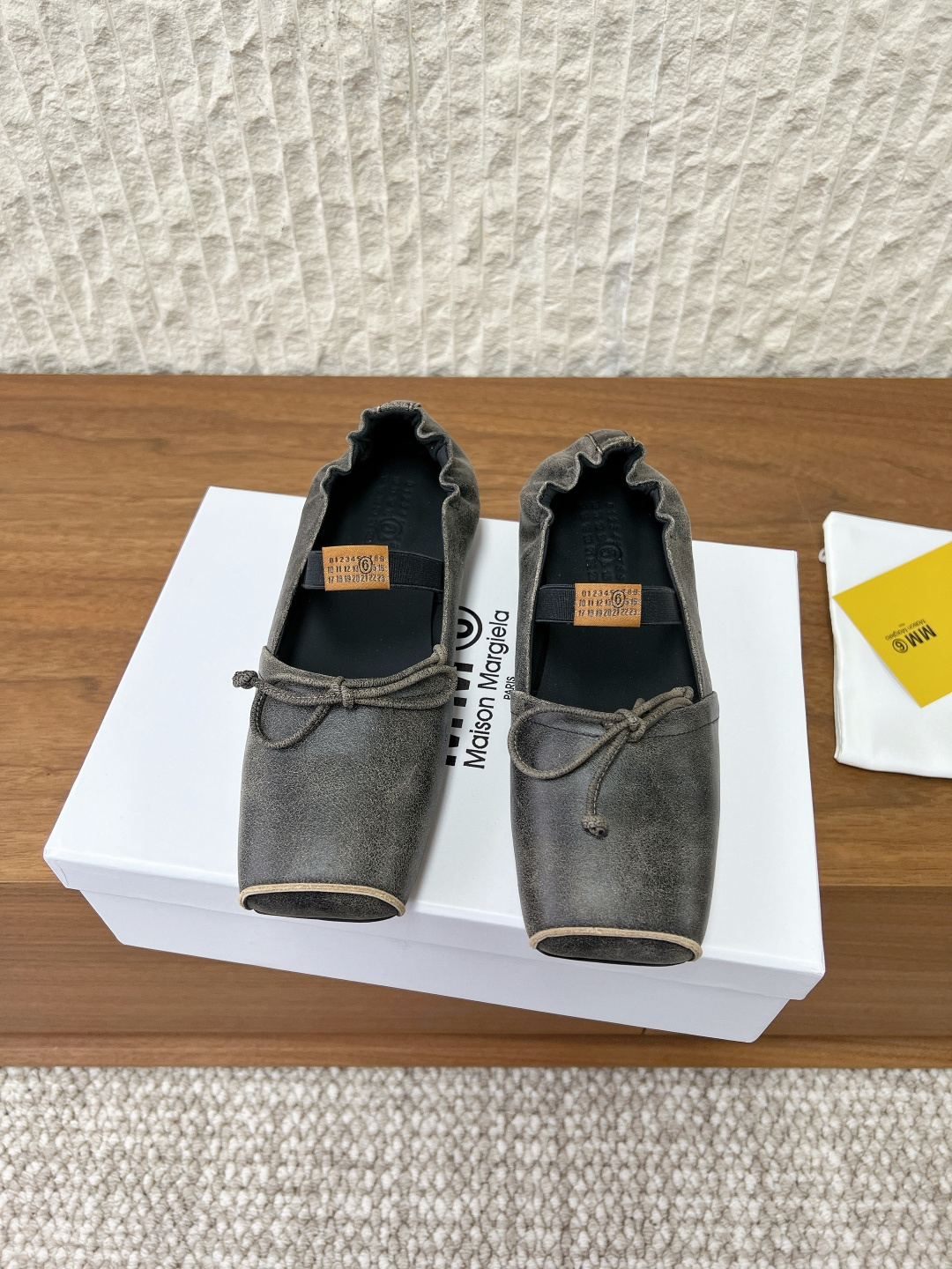 NO:654070,G069 MaisonMargiela 26ss early spring new style letter elastic band square toe Mary Jane ballet shoes. The softness of the ballet shoes is pinched into a sharp outline. The open toe cutout is a 'careful device' in laziness. The matte black leather is wrapped in deconstructed lines. When you step on it, you will feel the Parisian fashion of 'effortless but big win'. The upper is made of original imported cowhide/exploded cowhide, and the inner lining is cowhide.  Original custom-made Italian leather outsole, size 35-39 (40.41 custom-made, non-returnable), ballet slippers, masion margiela, mary jane, slippers, cowhide, Leather soles19860909G069 MaisonMargiela 马吉拉 26ss早春新款 字母弹力带 方头 玛丽珍 芭蕾舞鞋 把芭蕾鞋的柔捏成尖锐轮廓 露趾切口是慵懒里的“小心机” ” 哑光黑皮革裹着解构线条 踩上就是巴黎人那种“没费力但赢很大”的时髦  鞋面采用原版进口牛皮 /爆裂牛皮 内里垫脚牛皮 鞋底原版定制意大利真皮大底 码数35-39（40.41定做不退换）,拖鞋芭蕾舞鞋,masion margiela,mary jane,slippers,cowhide,Leather soles,Women's Shoes