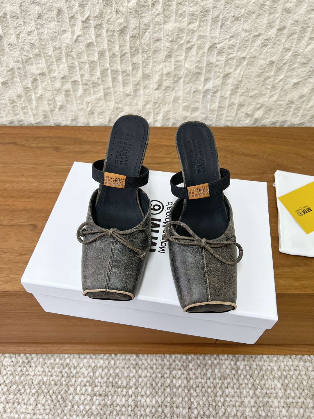 NO:654062,G069 MaisonMargiela 26ss early spring new style, letter elastic band, square toe, Mary Jane high-heeled shoes. The softness of ballet shoes is pinched into a sharp outline. The open toe cutout is a 'careful device' in laziness. The matte black leather is wrapped in deconstructed lines. When you step on it, you will feel the Parisian fashion of 'effortless but big win'. The upper is made of original imported cowhide/exploded cowhide, and the lining is made of cowhide.  Original custom-made Italian genuine leather outsole, size 35-39 (40.41 custom-made, non-returnable), slippers, ballet shoes, masion margiela, mary jane, high heels, slippers, cowhide, Leather soles19860909G069 MaisonMargiela 马吉拉 26ss早春新款 字母弹力带 方头 玛丽珍 高跟鞋 把芭蕾鞋的柔捏成尖锐轮廓 露趾切口是慵懒里的“小心机” ” 哑光黑皮革裹着解构线条 踩上就是巴黎人那种“没费力但赢很大”的时髦  鞋面采用原版进口牛皮 /爆裂牛皮 内里垫脚牛皮 鞋底原版定制意大利真皮大底 码数35-39（40.41定做不退换）,拖鞋芭蕾舞鞋,masion margiela,mary jane,high heels,slippers,cowhide,Leather soles,Women's Shoes