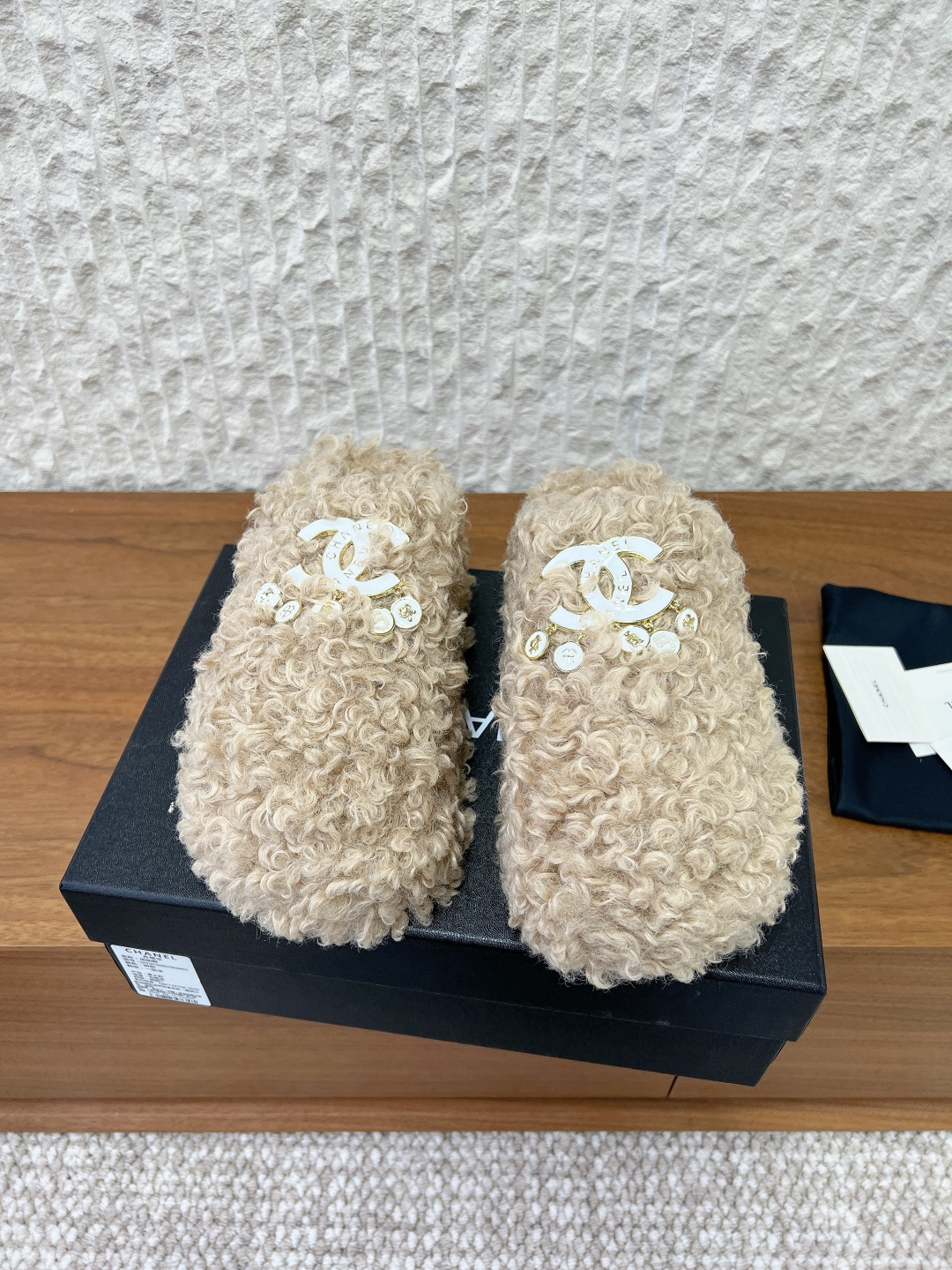 NO:654046,G231 Chanel Chanel 25ss new autumn and winter rhinestone Birkenstock thick-soled slippers. This pair of slippers is my savior this summer!  The moment I put it on, I felt fashionable!  And the rhinestone embroidery design is just to make my ankles more charming!  The upper is made of original imported lamb wool, the lining is made of lamb wool, and the sole is original customized rubber outsole. The size is 35-39 (40 customizations are not returnable), semi-slip fur shoes, chanel, chanel, slippers.19860909G231 Chanel 香奈儿 25ss秋冬新款 水钻 勃肯 厚底 拖鞋 这双拖鞋简直是我这个夏天的救星！穿上它的瞬间,我就感觉整个人都变得时髦起来了！ 而且那个水钻绣饰设计,简直就是为了让我的脚踝更迷人啊！ 鞋面采用原版进口羊羔毛 内里垫脚羊羔毛 鞋底原版定制橡胶大底 码数35-39（40定制不退换）,半拖毛毛鞋,chanel,chanel,slippers,Women's Shoes