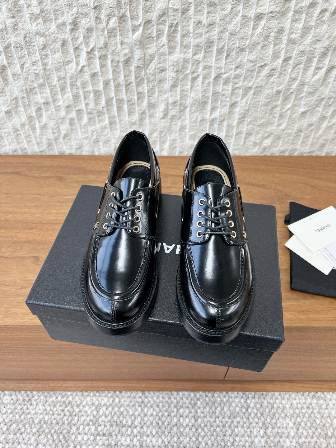 NO:668188,G081 Chanel Xiaoxiang 26ss early spring new style lace-up thick-soled loafers. The official website is synchronized. Out-of-stock king. Major bloggers’ social day promotions. This season’s new style is simply eye-catching and looks great on the feet. It has a straightforward casual sports style, cool and natural, and interprets Chanel’s fashionable femininity. The overall customization has made all sports models on the market obsolete. This series is now available for sale ~ The upper is made of customized imported calfskin  Sheepskin lining, original customized TPU combination rubber outsole, Size 35-39 (40.41 custom-made, non-returnable), loafers, chanel, chanel, loafers, cowhide, sheepskin19860909G081 Chanel 小香 26ss早春新款 系带 厚底 乐福鞋 官网同步上 断货王 各大博主社交日推款 这季新款简直闭眼入,上脚狂好看,率性的休闲运动风,飒爽又自然,演绎香奈儿的时髦女性气质 整体定制令当时市面上的所有运动款变得过时,本系列现已登陆发售～ 鞋面采用定制进口小牛皮 内里垫脚羊皮 大底原版定制TPU组合橡胶大底 Size35-39（40.41定做不退换),乐福鞋,chanel,chanel,loafers,cowhide,sheepskin,Women's Shoes