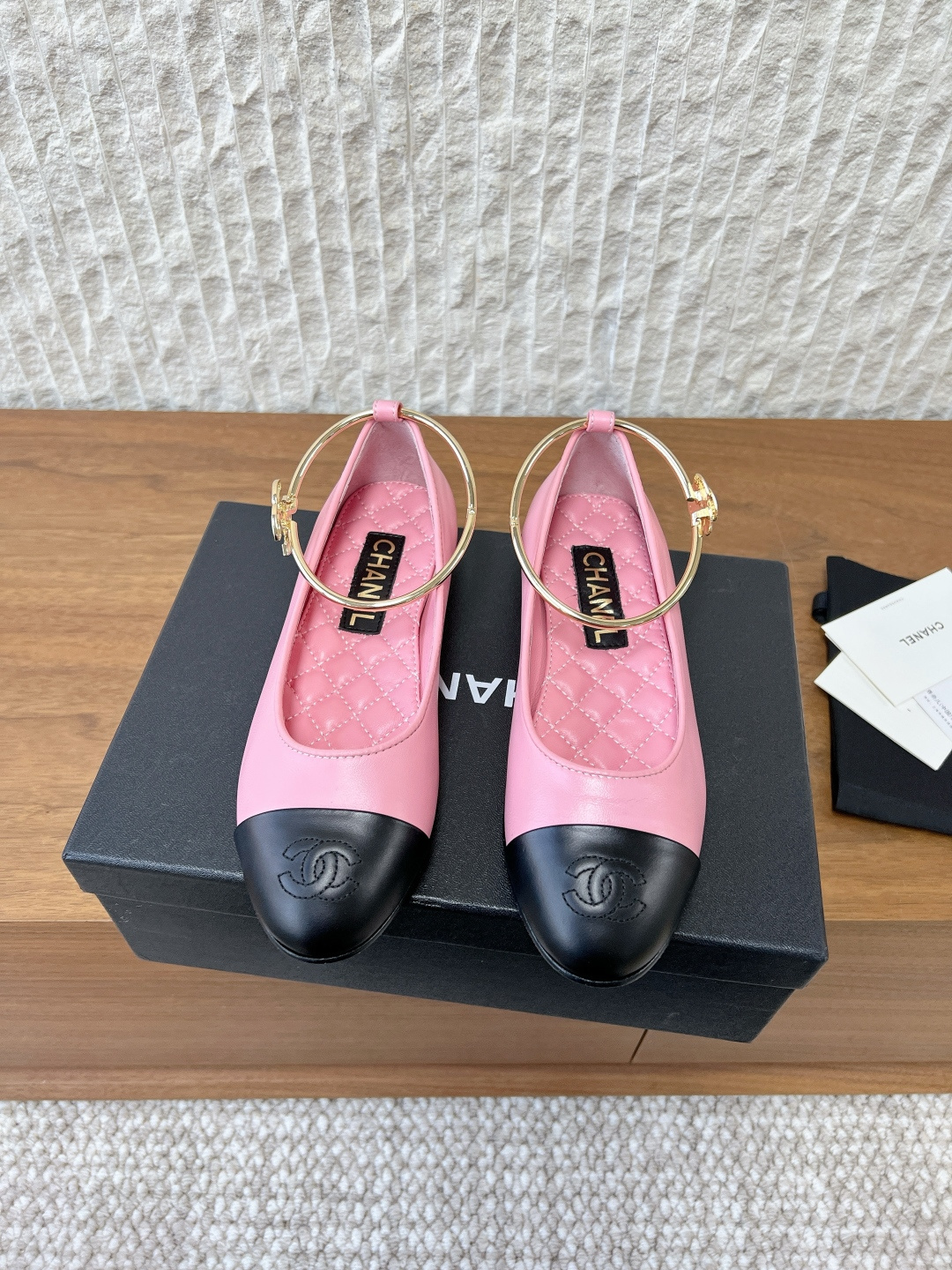 NO:668184,G081 Chanel Xiaoxiang 26ss early spring new flat ballet shoes Mary Jane shoes follow the route of 'sweet cool girl + retro elegance', which is a popular ballet style this year. It is paired with a gold ring anklet, while retaining Xiaoxiang's classic black and white color matching + double C logo, which has both brand recognition and new design ideas.  The round toe + flat bottom design is good for wrapping but not squeezing the feet. It can modify the foot shape and is suitable for long-term daily wear. The color matching is very versatile and can be adapted to skirts, trousers and other styles. It belongs to the 'rich daughter style', which has the agility of a girl and the sophistication of luxury goods. It is one of the styles favored by celebrities this year. The upper is made of original imported cowhide and the inner lining is sheepskin. The outsole is original and customized with Italian genuine leather.  size35-39 (40.41 size customization is not returnable), single shoes, chanel, mary jane, skirts, cowhide, sheepskin, Leather soles19860909G081 Chanel 小香 26ss早春新款 平底 芭蕾舞鞋 玛丽珍 单鞋  走“甜酷少女+复古优雅”路线,是今年流行的芭蕾风,搭配了金色圆环脚环,同时保留了小香经典的黑白拼色+双C标识,既有品牌辨识度又有设计新意. 圆头+平底设计,包裹性好但不挤脚,既能修饰脚型,又适合日常长时间穿着；配色都很百搭,能适配裙装、裤装等多种风格.属于“富家千金风”,既有少女感的灵动,又有奢侈品的精致感,是今年明星红人比较青睐的款式之一. 鞋面采用原版进口牛皮 内里垫脚绵羊皮 大底原版定制意大利真皮大底 size35-39（40.41码定制不退换）,单鞋,chanel,mary jane,skirts,cowhide,sheepskin,Leather soles,Women's Shoes