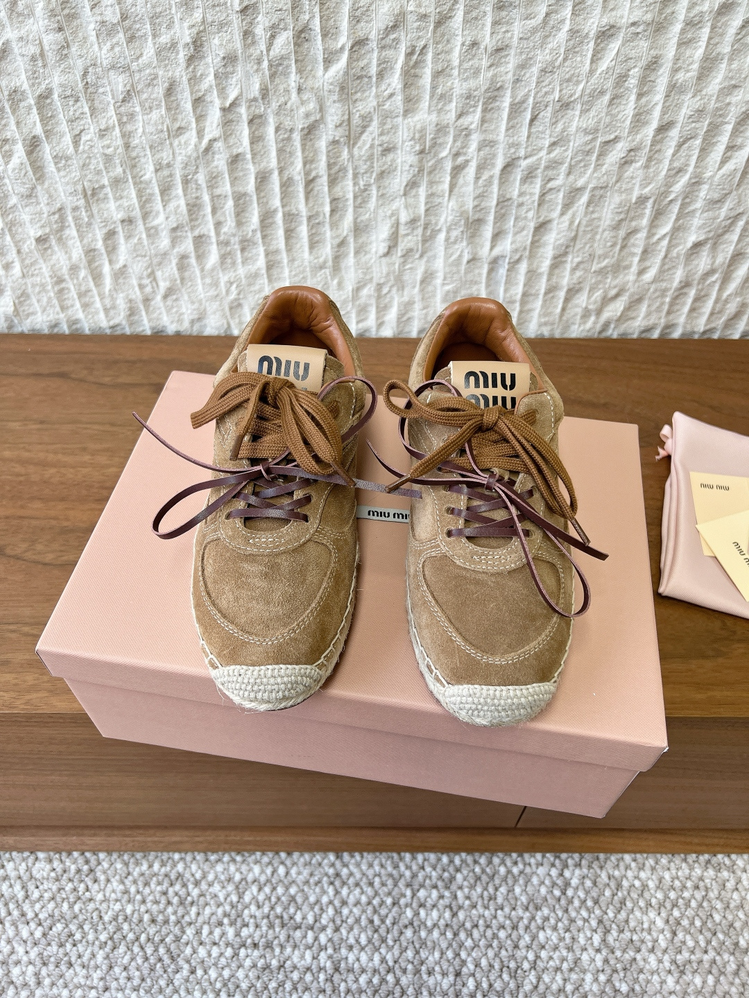 NO:668181,G762 MiuMiu 26ss early spring new style, lace-up, retro, hemp rope sole, fisherman's shoes, moral shoes, close-up details of the craftsmanship from the Miu Miu series, the new season's trend, the concept of love at the moment, multiple collisions, retro hemp rope sole, conveying modern style~ Looks good no matter how you wear it, the favorite of fashionistas. Coffee color is the favorite of so many colors. The upper is made of original imported cowhide/cow suede, and the lining is cowhide.  Outsole Original customized hemp rope rubber craft outsole Size 35-39 (40. Customized and non-returnable), casual shoes/sports shoes, miumiu, sneakers, espadrilles, cowhide19860909G762 MiuMiu 缪缪 26ss早春新款 系带 复古 麻绳底 渔夫鞋 德训鞋 工艺来自Miu Miu系列的细节特写 新季的潮流此刻挚爱的概念 多元对撞,复古麻绳底,传达现代风格~ 怎么穿都好看,时髦精最爱 这么多颜色最爱咖色 鞋面采用原版进口牛皮/牛反绒 内里垫脚牛皮 大底原版定制麻绳橡胶工艺大底 码数35-39（40.定做不退换）,休闲鞋/运动鞋,miumiu,sneakers,espadrilles,cowhide,Women's Shoes