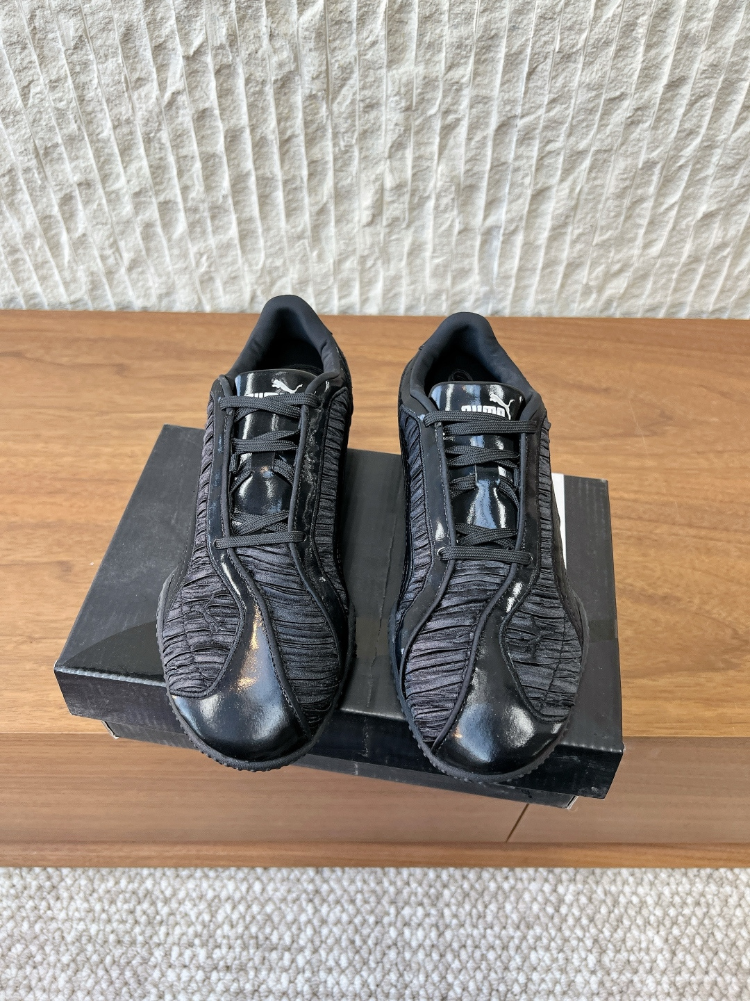 NO:668166,G100 Puma 26ss early spring new style retro pleated moral training shoes sports shoes follow the design route of retro foot, combining classic style with modern texture, which not only has a sense of retro trend, but also can be worn for daily wear. The upper is made of textured embossed material, with bright splicing, which is visually layered and has a high-quality texture; the black and white colors are simple and versatile.  Low top + streamlined shoe body, the shoe shape is pedicure-oriented, retaining the comfort of sports shoes without looking bulky. It is suitable for daily wear with casual wear and light sports style. The flat sole + soft sole makes walking comfortable; the shoe body is light, taking into account the functionality and casualness. The upper is made of original imported pearl calfskin/original cloth, and the inner lining is breathable mesh outsole. Original customized rubber outsole  Size35-39 (40 customized, non-refundable), casual shoes/sports shoes, sneakers, cowhide19860909G100 Puma 彪马 26ss早春新款 复古 褶皱 德训鞋 运动鞋 走复古足的设计路线,将经典型与现代质感结合,既有复古潮流感,又能兼顾日常穿搭. 鞋面采用纹理压纹材质,搭配亮面拼接,视觉上有层次且质感高级；黑白双色都是简约百搭款. 低帮+流线型鞋身,鞋型偏修脚,既保留了运动款的舒适感,又不会显得笨重,日常搭配休闲装、轻运动风都合适.平底+柔软鞋底,走路脚感舒适；鞋身轻便,兼顾了的功能性和的随性感. 鞋面采用原版进口珍珠小牛皮/原版布 内里垫脚透气网 大底原版定制橡胶大底 Size35-39（40定制不退换）,休闲鞋/运动鞋,sneakers,cowhide,Women's Shoes