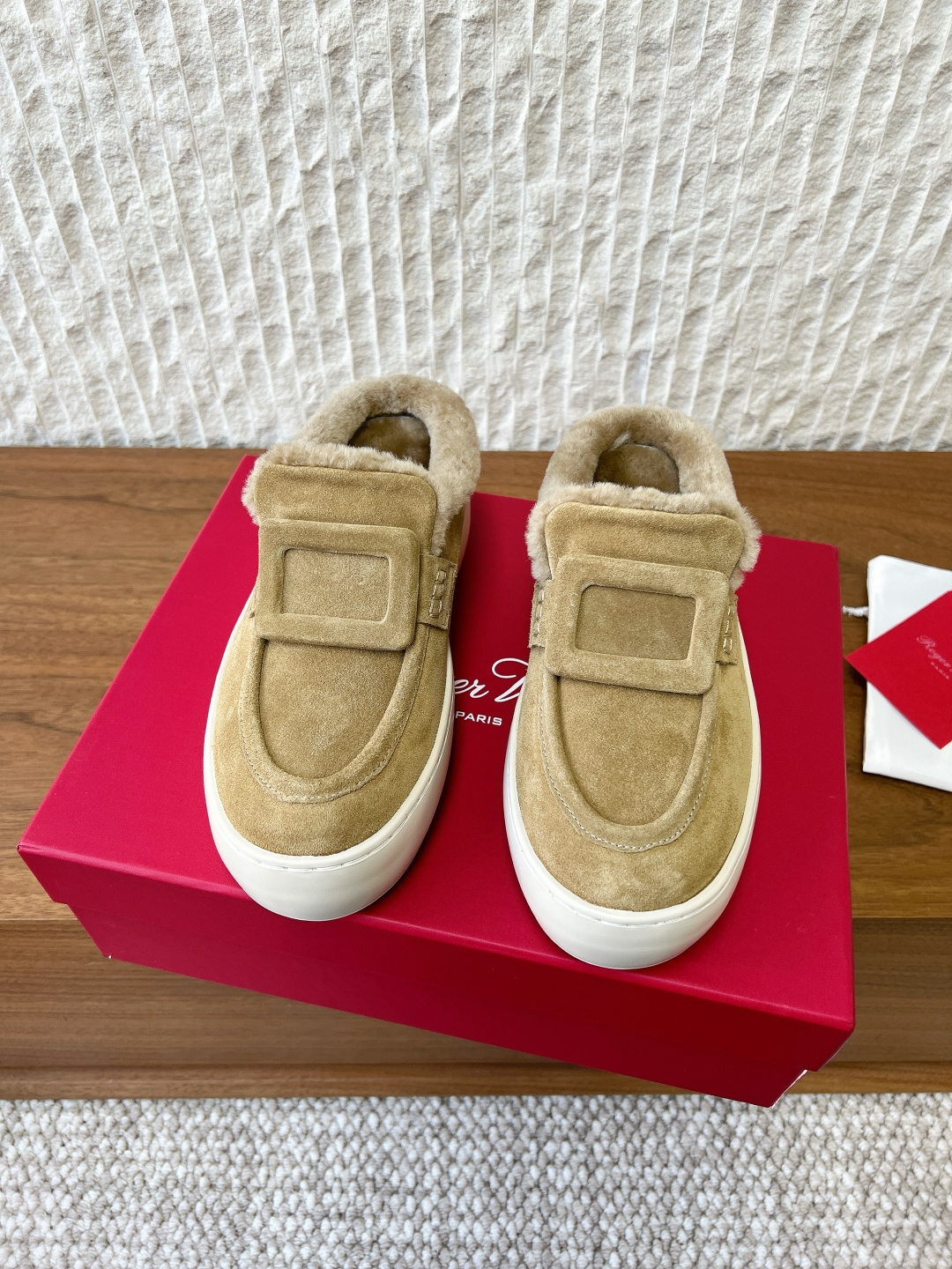 NO:668173,G100 Roger Vivier 25ss new autumn and winter thick-soled Birkenstock fur shoes. The upper is made of suede calfskin and is filled with sheep wool lining. It is thick, soft, skin-friendly and breathable. It has both warmth retention and foot feel, and is suitable for low-temperature environments in autumn and winter. The shoe body is decorated with the brand's classic square buckle decoration, which is a highly recognizable element of the brand. It is simple and exquisite.  The thick-soled foam rubber sole can naturally increase the elongation ratio while maintaining lightness; the shoe shape is a loose Muller half-drag style, which is easy to put on and take off without squeezing the feet. The color is a versatile color in autumn and winter, which can be adapted to a variety of outfits such as sweatshirts, knitted skirts, etc., taking into account daily commuting and light casual scenes. The upper is made of original imported high mercerized cow suede, the lining is wool, and the thick sole is 4.5cm. The outsole is original custom-made rubber foam outsole.  Size35-39 (40 customized, non-returnable), casual shoes/sports shoes, roger vivier, sneakers, skirts, cowhide19860909G100 Roger Vivier 罗杰维维亚 25ss秋冬新款 厚底 勃肯 毛毛鞋 鞋面是绒面小牛皮,内里填充绵羊毛衬里,厚实柔软且亲肤透气,兼顾保暖性与脚感,适合秋冬低温环境. 鞋身点缀品牌经典方扣装饰,是品牌辨识度很高的元素,简约中透出精致感. 厚底发泡橡胶鞋底,既能自然增高拉长比例,又保持了轻便性；鞋型是宽松的穆勒半拖款,穿脱方便且不挤脚.配色属于秋冬百搭色,能适配、针织裙、等多种穿搭,兼顾日常通勤与轻休闲场景. 鞋面采用原版进口高丝光牛反绒 内里垫脚羊毛 厚底4.5cm 大底原版定制橡胶发泡大底 Size35-39（40定制不退换）,休闲鞋/运动鞋,roger vivier,sneakers,skirts,cowhide,Women's Shoes