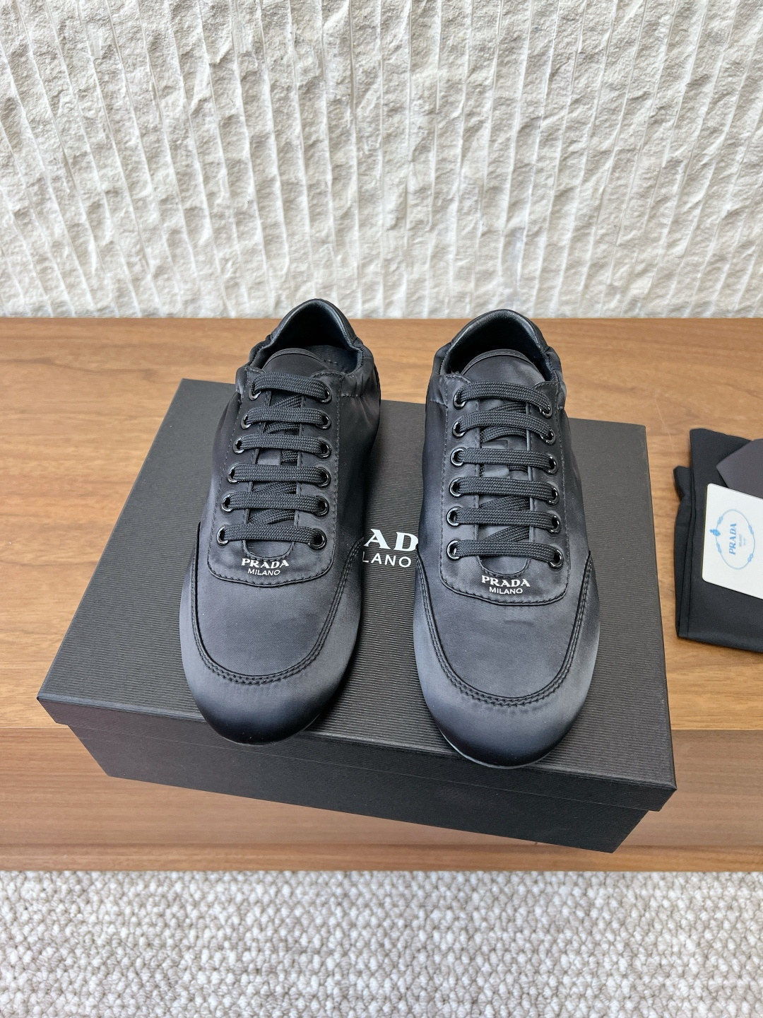 NO:668194,G100 Prada Prada 26ss early spring new moral training shoes single shoes with thickened lambskin insoles, extremely comfortable to step on, with a sense of support and a well-wrapped feeling. The shoe shape is full of wrapping, light and easy to wear. A practical casual shoe that makes you taller and longer legs!  The white color is clean and refreshing, needed all year round, and can be easily worn with skirts and trousers. The upper is made of original imported silk, the lining is sheepskin, and the outsole is original customized rubber outsole. Size35-39 (customized for 40 yuan, non-refundable), casual shoes/sports shoes, prada, prada, sneakers, skirts, sheepskin, real silk19860909G100 Prada 普拉达 26ss早春新款 德训鞋 单鞋 鞋垫加厚小羊皮,踩上去无比舒适,有支撑感,又包裹得很好的感觉 鞋型包裹感十足,轻便好穿 实用的一款休闲鞋,显高显大长腿！ 白色干净清爽,一年四季都需要,配裙子,裤子都能轻松驾驭  鞋面采用原版进口真丝 内里垫脚羊皮 大底原版定制橡胶大底 Size35-39（40订做不退换）,休闲鞋/运动鞋,prada,prada,sneakers,skirts,sheepskin,real silk,Women's Shoes