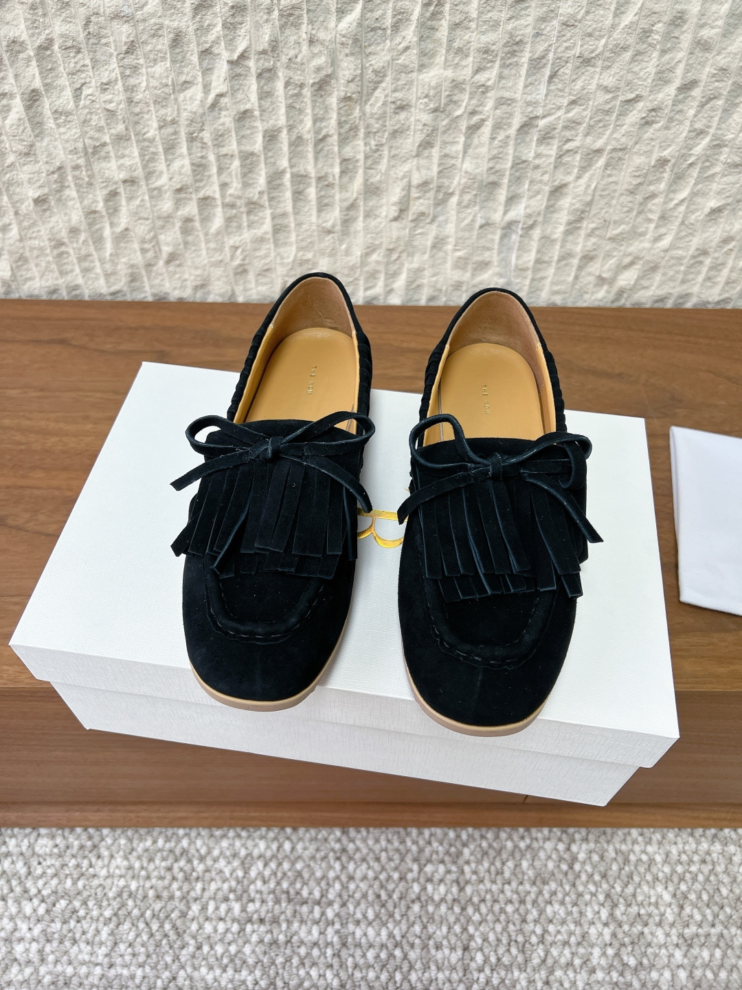 NO:669842,G123 The row niche trendy brand 26ss spring and summer new style flat round toe tassel loafers Mary Jane shoes. The upper design is sweet and grand. It looks good but not monotonous. It has a retro sweet style and looks good with any combination!  It’s very flattering and the main shoe is also very, very soft. You can wear it regardless of your foot shape, whether it’s fat or thin. It’s easy to wear!  The upper is made of original imported cow suede, the lining is sheepskin, and the sole is original customized rubber outsole. The size is 35-39 (40. Customized, non-refundable), loafers, loafers, mary jane, sheepskin.19860909G123 The row 小众潮牌 26ss春夏新款 平底圆头 流苏 乐福鞋 玛丽珍单鞋 鞋面设计甜美又显大气,好看也不单调带点复古甜美风随意搭配都好看！ 很包脚实在太好看了,主要鞋子也是非常非常柔软,不管胖瘦脚型都能穿它,好穿再好穿！ 鞋面采用原版进口牛反绒 内里垫脚羊皮 鞋底原版定制橡胶大底 码数35-39（40.定做不退换）,乐福鞋,loafers,mary jane,sheepskin,Women's Shoes