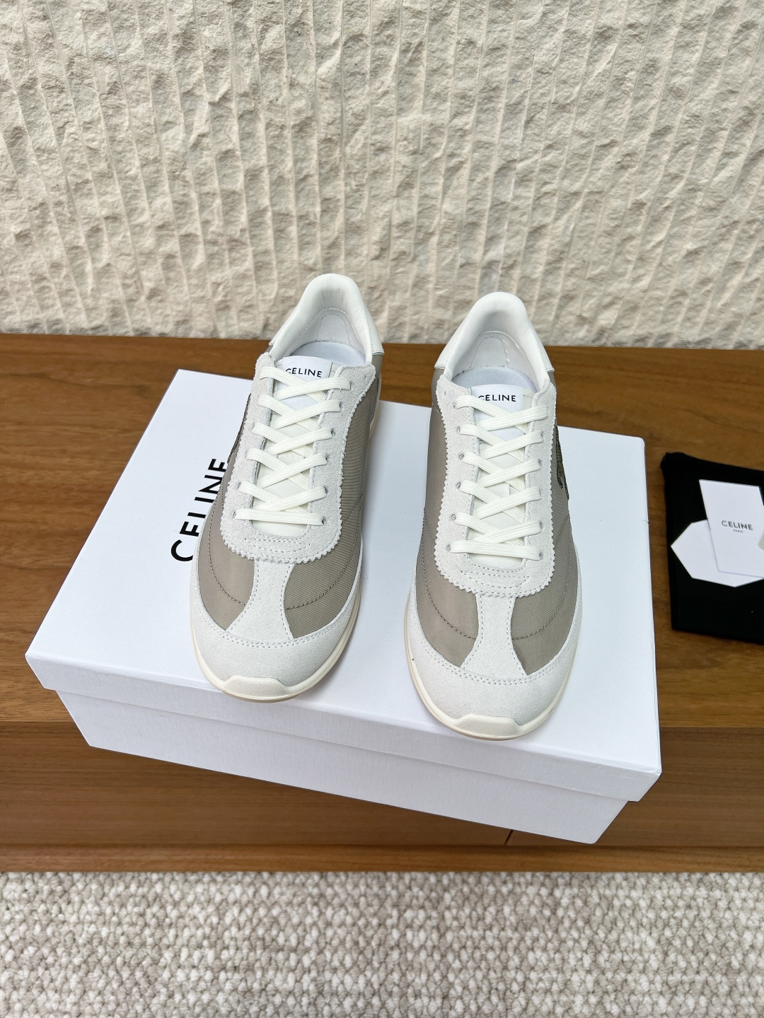 NO:669833,G069 Celine Arc de Triomphe 26ss early spring new retro sports shoes moral training shoes Forrest Gump shoes adopt the classic Forrest Gump shoe moral training shoe silhouette, low-cut streamlined shoe body with narrow toe, restoring the retro sports trend, with both retro feeling and neat lines.  Low-saturated earth tones and classic colors are highly adaptable. They are in line with CELINE's minimalist aesthetics and can be easily matched with a variety of styles. The flat rubber soles are both anti-slip and cushioning. The shoe shape fits the foot shape and can be worn for daily commuting and leisure travel. It combines retro styling with practicality. The upper is made of original imported cow suede/cloth and the lining is sheepskin. The outsole is original custom-made rubber outsole.  size35-39 (40 size customization is non-refundable), casual shoes/sports shoes, celine, sneakers, sheepskin19860909G069 Celine 凯旋门 26ss早春新款 复古 运动鞋 德训鞋 阿甘鞋 采用经典的阿甘鞋德训鞋轮廓,低帮流线型鞋身搭配窄鞋头,还原复古运动风潮,兼具复古感与利落的线条感. 低饱和大地色系与经典色,适配性强,既符合CELINE的极简美学,又能轻松搭配多种穿搭风格.平底橡胶鞋底兼顾防滑与缓震,鞋型贴合脚型,日常通勤、休闲出行都能穿,复古造型与实用性结合. 鞋面采用原版进口牛反绒/布 内里垫脚羊皮 大底原版定制橡胶大底 size35-39（40码定制不退换）,休闲鞋/运动鞋,celine,sneakers,sheepskin,Women's Shoes