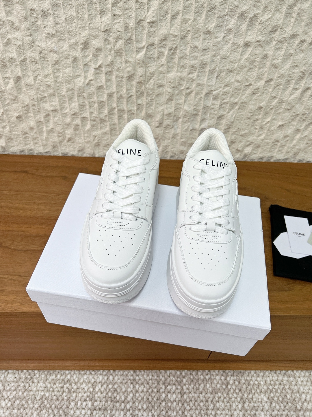 NO:669839,G069 Celine Arc de Triomphe 26ss early spring new thick-soled sports shoes casual shoes CELINE RUNNER sports shoes with CELINE logo on the tongue and back of the shoe CELINE logo embossed on the back and side of the shoe Thick-soled bread shoes 2025 spring and summer new women's Arc de Triomphe logo laces are simple and comfortable, clean and neat, increase the height and show the slender legs Whether worn alone or paired with wide-leg pants, high street and retro, let's make CELINE girls together  The upper is made of original imported cowhide/cow suede, the inner lining is breathable mesh, the outsole is original customized Tpu rubber outsole, Size35-39 (40 customized, non-returnable), casual shoes/sports shoes, celine, sneakers, cowhide19860909G069 Celine 凯旋门 26ss早春新款 厚底 运动鞋 休闲鞋 CELINE RUNNER 动鞋鞋舌和鞋后帮饰有CELINE标志运动鞋 鞋后帮和侧面压印CELINE标志 厚底面包鞋2025春夏新款女凯旋门徽标系带简单舒服,干净利落,增高显腿细 无论是单穿还是搭配阔腿裤,高街又复古一起来做CELINE女孩 鞋面采用原版进口牛皮/牛反绒 内里垫脚透气网 大底原版定制Tpu橡胶大底 Size35-39（40定制不退换）,休闲鞋/运动鞋,celine,sneakers,cowhide,Women's Shoes