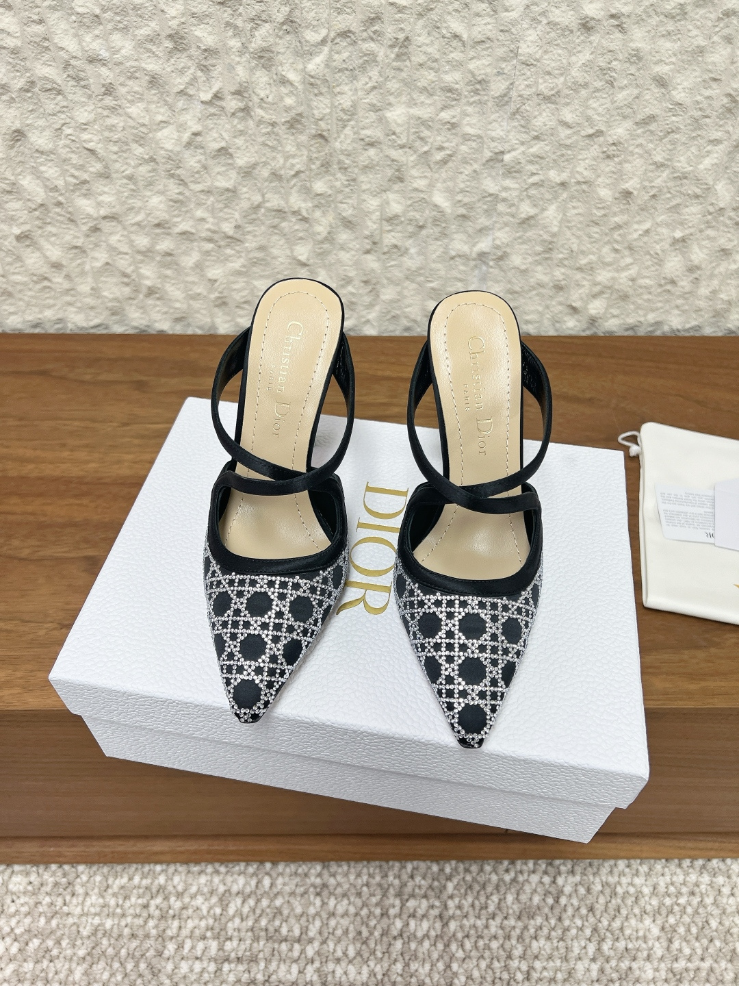 NO:669835,(With official website airplane box) G099 Dior 26ss early spring new pointed toe cross strap rhinestone high heels are all pointed toe style, with high heel design, the shoe body is decorated with cross thin straps, the pointed toe line lengthens the proportion of the leg, the strap design adds sophistication and fit, and the exposed heel Muller style is both elegant and casual.  The upper is made of mesh base and decorated with hydro-hot diamonds. Different models have star-point diamond decoration, rhombus diamond pattern and other crafts. The black model has contrasting satin straps, and the nude light gold model uses straps of the same color, which is full of gloss and sophistication. The upper is made of original imported mesh/silk/water source, the lining is sheepskin, and the heel height is 10cm. The original custom-made Italian leather outsole.  Size35-39 (40.41.42 customized, non-returnable), half-slip high heels, dior, dior, high heels, sheepskin, real silk, Leather soles19860909（配官网飞机盒）G099 Dior 迪奥 26ss早春新款 尖头 交叉 绑带 水钻 高跟鞋 均为尖头版型,搭配高跟设计,鞋身有交叉细绑带装饰,尖头线条拉长腿部比例,绑带设计增添精致感与贴合度,露后跟的穆勒款式兼具优雅与随性. 鞋面采用网纱基底搭配水烫钻装饰,不同款分别为星点钻饰、菱格钻纹等工艺,黑色款撞色缎面绑带,裸色浅金款则用同色系绑带,光泽感与精致度拉满. 鞋面采用原版进口网面/真丝/水源 内里垫脚羊皮 跟高10cm 大底原版定制意大利真皮大底 Size35-39（40.41.42定制不退换）,半拖高跟鞋,dior,dior,high heels,sheepskin,real silk,Leather soles,Women's Shoes