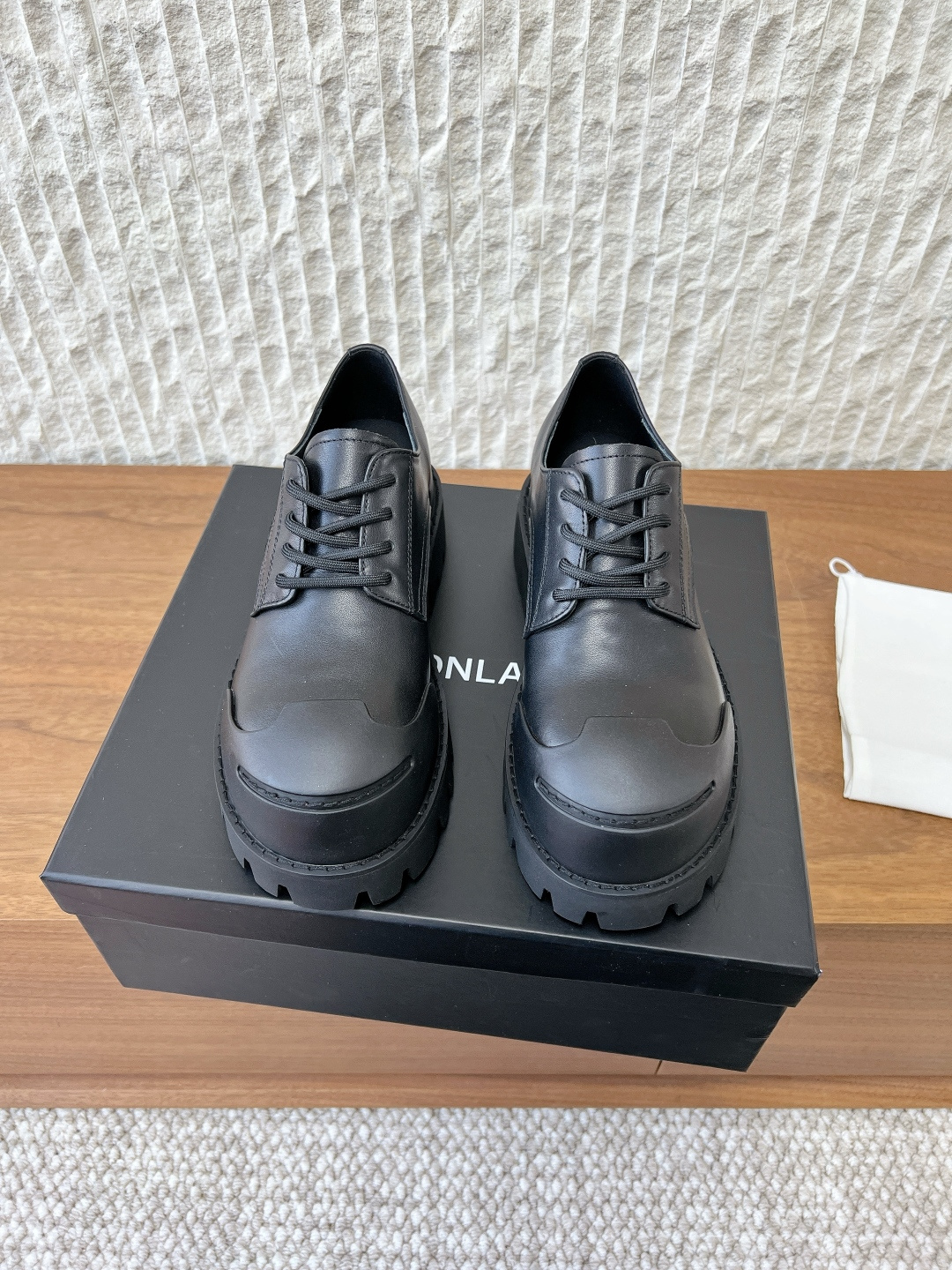 NO:669834,G236 DYMONLATRY niche trendy brand 26ss early spring new style thick soles single shoes derby shoes loafers 'Bastion' 25 autumn and winter series reshapes the classic Martin boots with functional craft outsole, loose and loose silhouette, infused with romantic charm, and the earphone strap wrapped around the ankle adopts a detachable design Zhao Lusi Yamy's same upper foot original mold opening details are in place The fabric is made of original imported cowhide/suede  Lining foot pads cowhide/Lycra outsole Original customized rubber TPU stitching combination outsole Size 35-40 (customized 40 non-returnable), casual shoes/sports shoes, loafers, boots, sneakers, cowhide, chamois leather19860909G236 DYMONLATRY 小众潮牌 26ss早春新款 厚底 单鞋 德比鞋 乐福鞋 “Bastion堡垒”25秋冬系列以机能工艺大底重塑经典马丁靴,宽松散口廓形,慵懒中注入浪漫韵味,脚踝处缠绕耳机包带采用可拆卸设计 赵露思 yamy同款上脚原版开模细节到位 面料采用原版进口牛皮/麂皮 内里垫脚牛皮/莱卡布 大底原版定制橡胶tpu车线组合大底 码数35-40（40定做不退换）,休闲鞋/运动鞋,loafers,boots,sneakers,cowhide,chamois leather,Women's Shoes