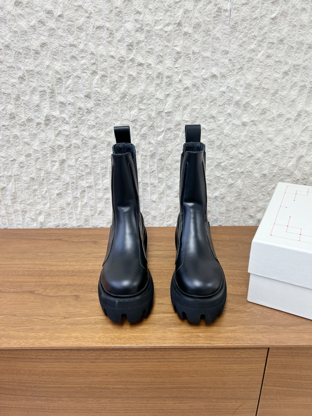 NO:669845,G658 Alexander McQueen 25ss new autumn and winter thick-soled Chelsea stretch boots short boots minimalist fried chicken soft and comfortable low-heeled shoes are fashionable and must-have items that you must not miss. There are no complicated decorations and a great vintage feel. Pure and minimalist are neat and poetic. Versatile and not easy to clash with. The square toe design is super age-reducing  Secondly, on the basis of inheriting elegance, it is also more youthful and fashionable, using bright colors and exquisite line design to create fashionable charm!  The upper is made of original imported first-layer cowhide soft patent leather, the inner lining is sheepskin, the sole is original custom-made rubber outsole, size 35-40 (40 is non-refundable), boots, alexander mcqueen, boots, cowhide, sheepskin19860909G658 Alexander McQueen 麦昆 25ss秋冬新款 厚底 切尔西 弹力靴 短靴 极简主义炒鸡柔软舒适矮跟鞋时髦绝对不能错过的必入款,没有如何繁杂装饰质感极好的vintage感,纯粹和极简做得利落又诗意 百搭不易撞款 方头设计超级减龄 其次在继承了优雅的基础上,也更加年轻时髦,以鲜艳的颜色和讲究的线条设计塑造时尚魅力！ 鞋面采用原版进口头层牛皮软漆皮 内里垫脚羊皮 鞋底原版定制橡胶大底大底 码数35-40（40定不退换）,靴子,alexander mcqueen,boots,cowhide,sheepskin,Women's Shoes