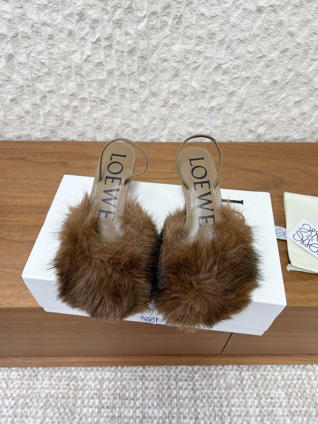 NO:682718,G611 Loewe 26ss early spring new style high heels, wool shoes and sandals, matched with the hottest colors, real boutique fashion shoes, with looming beauty. Made of delicate imported sheepskin + original mountain fox fur, the touch of fur is integrated. It has a heating function to give you a warm feeling in winter!  Super light, super soft, super comfortable, and looks really beautiful on your feet!  !  !  Highly recommended, super fashionable and the most dazzling in Paris, same style as celebrity bloggers!  The fabric is made of original imported fox fur, the inner padding sheepskin, the heel height is 6cm, the outsole is original custom-made Italian leather outsole, Size35-39 (40.41.42.43. Customized, non-refundable), high heels and slippers, loewe, loewe, sandals, high heels, slippers, sheepskin, Leather soles19860909G611 Loewe 罗意威 26ss早春新款 高跟 毛鞋 凉鞋 搭配最火的色调,真正的精品时尚鞋,加若隐若现的美感 采用细腻进口羊皮+原始深山狐狸毛,触碰皮毛一体 自带加热功能,给冬天暖暖的感觉！ 超轻 超软 超舒服,上脚真的美极了！！！ 强烈推荐,超级时尚巴黎最耀眼,明星博主同款！ 面料采用原版进口狐狸毛 内里垫脚羊皮 跟高6cm 大底原版定制意大利真皮大底 Size35-39（40.41.42.43.定做不退换）,高跟鞋拖鞋,loewe,loewe,sandals,high heels,slippers,sheepskin,Leather soles,Women's Shoes