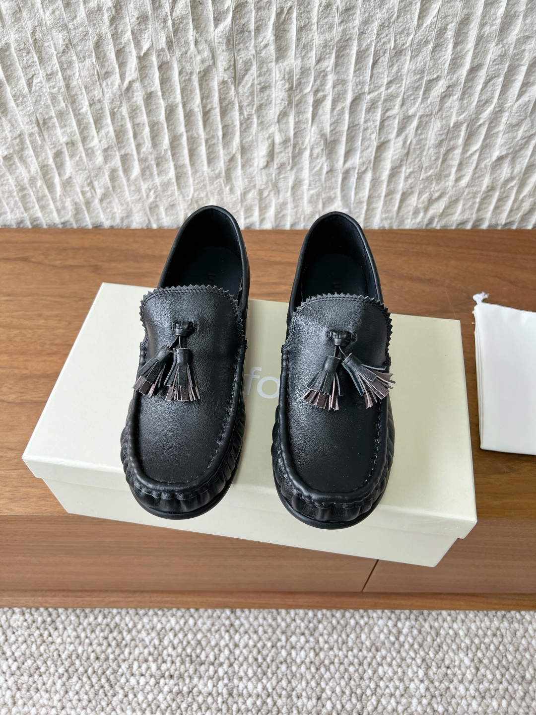 NO:682706,G199 Unfolio niche trendy brand 26ss early spring new model micro pleated tassel loafers The tassels of traditional tassel loafers are often plump, elegant, and even slightly dramatic. UNFOLIO's processing method is 'purification' and 'simplification'. The decorative nature of the tassels is weakened and the structural sense is strengthened, as if they are precision parts that naturally grow from the shoe body, rather than being added later.  This treatment allows the tassels to break away from the inherent impression of 'college emblem' and become a restrained dynamic embellishment. This pair of shoes perfectly interprets 'bookish cool'. It has the intellectual heritage of loafers and is a single product that injects a contemplative atmosphere into daily wear. The upper is made of original imported cowhide/cow suede and the lining is sheepskin. The outsole is an original custom-made Italian leather outsole.  Size 35-39 (40 is custom-made and cannot be returned or exchanged), loafers, loafers, cowhide, sheepskin, Leather soles19860909G199 Unfolio 小众潮牌 26ss早春新款 微褶皱 流苏 乐福鞋 传统流苏乐福鞋的流苏往往丰盈、飘逸,甚至略带戏剧性.UNFOLIO的处理方式则是 “提纯”与“精简”.流苏的装饰性被弱化,结构感被强化 仿佛是从鞋身自然生长出的精密部件,而非后加的装饰. 这种处理让流苏脱离了“学院徽章”的固有印象,成为一种克制的动态点缀. 这双鞋完美诠释了 “书卷气的酷” .既有乐福鞋自带的知性底蕴,是一件为日常着注入了沉思氛围的单品. 鞋面采用原版进口牛皮/牛反绒 内里垫脚羊皮 大底原版定制意大利真皮大底 码数35-39（40定做不退换）,乐福鞋,loafers,cowhide,sheepskin,Leather soles,Women's Shoes