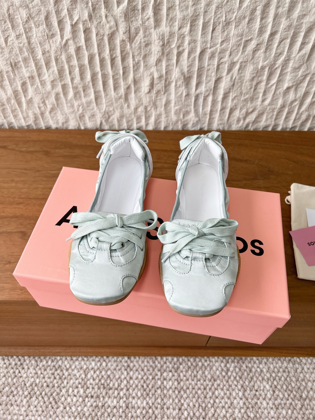 NO:682698,Cloth cover G131 Acne Studios niche trendy brand 26ss early spring new style ballet style bow tie shallow mouth single shoe Reshapes the silhouette of the classic ballet shoe, combining the romantic elegance of ballet with the casual sense of the street. Some styles also incorporate trends such as retro distressing and Y2K technology. The toe is a classic shape of rounded ballet shoes, with a lace design on the front and a decorative strap on the heel; Acne is printed on the tongue  Studios brand logo, ultra-thin soles to create a lightweight foot feel. The material is made of original imported cowhide/silk, with sheepskin lining for the feet. The outsole is original custom-made non-slip rubber outsole. Size 35-39 (40 customizations are non-returnable), ballet shoes, Acne Studios, dior, cowhide, sheepskin, real silk19860909布面G131 Acne Studios 小众潮牌 26ss早春新款 芭蕾风 蝴蝶结 绑带浅口 单鞋 重塑经典芭蕾舞鞋轮廓,将芭蕾的浪漫优雅与街头休闲感结合,部分款式还融入复古做旧、Y2K科技感等潮流. 鞋头为圆润的芭蕾舞鞋经典造型,鞋面前侧有系带设计,鞋后跟处搭配装饰性绑带；鞋舌处印有Acne Studios品牌标识,超薄鞋底打造轻量化脚感. 材质采用原版进口牛皮/真丝 内里垫脚羊皮 大底原版定制防滑橡胶大底 码数35-39（40定制不退换）,芭蕾舞鞋,acne studios,dior,cowhide,sheepskin,real silk,Women's Shoes