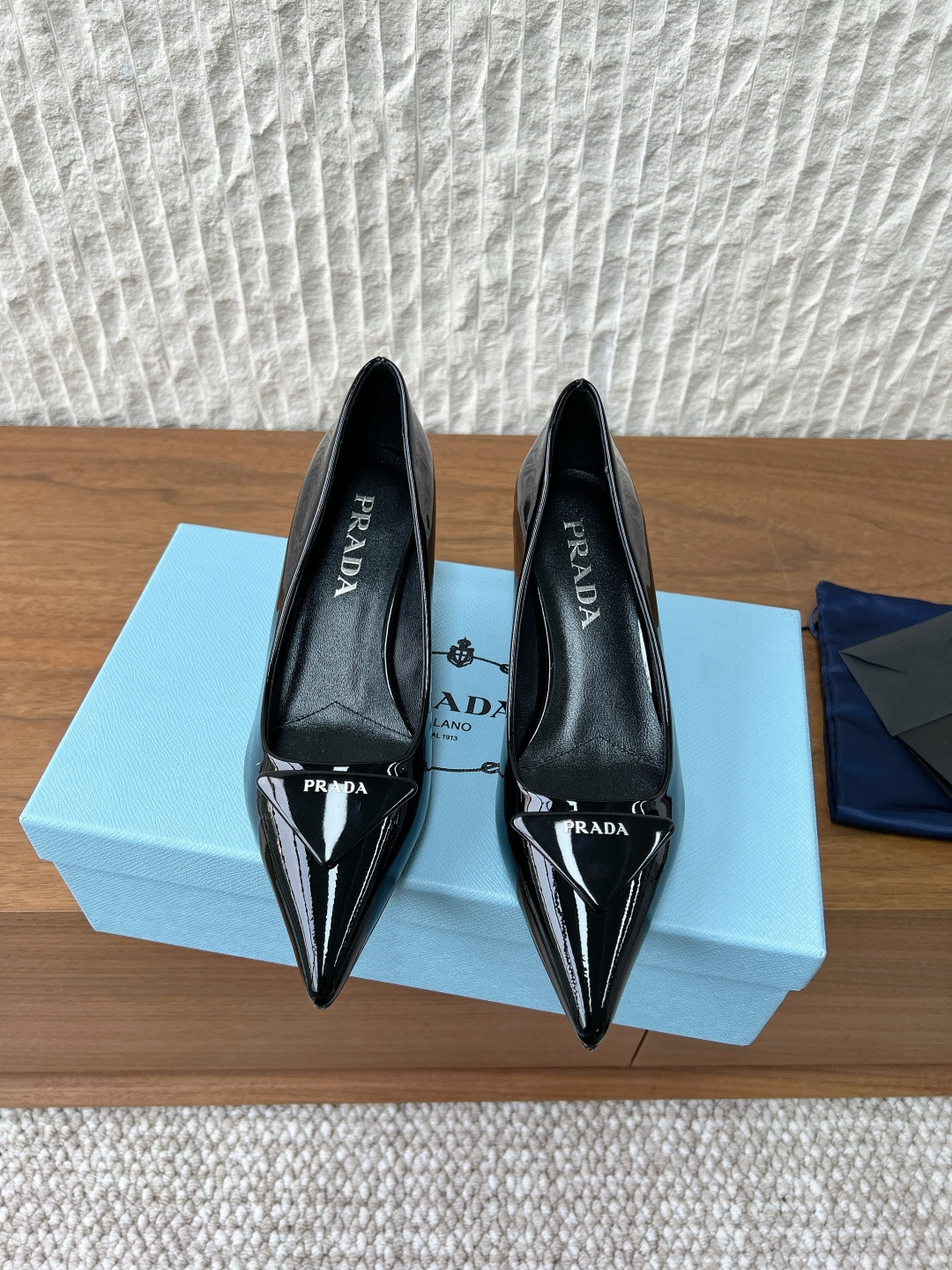 NO:682682,G286 Prada Prada 26ss early spring new style triangle high heel sandals early spring T stage catwalk show internet celebrity same style 'Creating Dreams in the City That Never Sleeps'  Prada can be used on important occasions. The fresh style has a touch of nobility and is perfect on the feet. When worn with these shoes, it is elegant and elegant. The entire series is full of exciting and unexpected combinations of elements, different materials and textures of fabrics, with a strong artistic atmosphere, allowing you to appreciate the ever-changing style of Prada girls. The upper is made of original imported patent leather, the lining is sheepskin, and the heel height is 7cm. The outsole is an original custom-made Italian leather outsole.  Size 35-39 (40.41.42 customized, non-returnable), single shoes, prada, prada, sandals, sheepskin, Leather soles19860909G286 Prada 普拉达 26ss早春新款 三角标高跟 凉鞋 早春T台走秀网红同款＂造梦不夜城＂ Prada能在重要场合上用得上了,小清新风带点贵气的感觉,上脚非常完美,穿搭配上此鞋,优雅大方.整个系列都充满了令人兴奋和意外的元素结合,不同的材质,肌理的面料的表现,具有极浓的艺术气息,让你领略Prada女孩的百变风格. 鞋面釆用原版进口漆皮 内里垫脚羊皮 跟高7cm 大底原版定制意大利真皮大底 码数35-39（40.41.42定做不退换）,单鞋,prada,prada,sandals,sheepskin,Leather soles,Women's Shoes