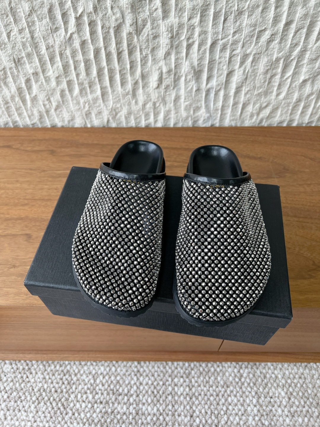 NO:682675,G172 Saint Laurent 26ss early spring new model, diamond surface, casual half-flop. The entire upper is covered with rhinestone decoration, and adopts a grid-like diamond surface design, which has a strong luster. It is a toe-toe semi-mug style with no heel design and is easy to put on and take off with one foot. The shoe shape is a simple flat-bottomed toe-toe style with smooth lines, taking into account practicality and style.  The brand logo can be seen inside the shoes, which are made of leather lining and textured soles, continuing the light luxury and exquisite craftsmanship, with both fashion and brand recognition. The uppers are made of original imported mesh, the lining is sheepskin, and the outsole is original custom-made non-slip rubber outsole Size 35-39 (40.41 customization is non-returnable), half drag, saint laurent, saint laurent, sheepskin19860909G172 Saint laurent 圣罗兰 26ss早春新款 钻面 休闲 半拖 鞋面通体覆盖水钻装饰,采用网格状排列的钻面设计,光泽感强 为包头拖半拖款式,无后跟设计,一脚蹬穿脱便捷 鞋型为简约的平底包头款,线条流畅,兼顾实用性与造型感. 鞋内可见品牌标识,采用皮革内里与质感鞋底,延续了轻奢精致的工艺水准,兼具时尚度与品牌辨识度. 鞋面采用原版进口网钻 内里垫脚羊皮 大底原版定制防滑橡胶大底 Size35-39（40.41定制不退换）,半拖,saint laurent,saint laurent,sheepskin,Women's Shoes