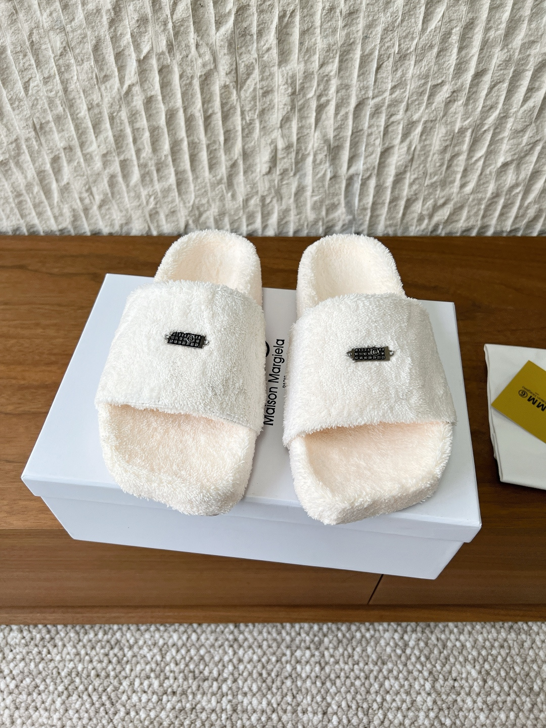 NO:682668,G172 Maison Marginala Margiela 26ss early spring new style five-finger furry shoes Margiela designer is so talented as a design element to create shoes that are sophisticated and sophisticated. Half-mug matching with sexy personality. The fabric is made of original material. The inner pads are made of original material. The sole is original custom-made Italian leather outsole Size35-39 (40.41 custom-made and non-returnable), furry shoes and slippers, masion margiela, slippers, Leather soles19860909G172 Maison Marginala 马吉拉 26ss早春新款 五指 毛毛鞋 马吉拉设计师太有才了 作为设计元素打造鞋品干练精致 半拖搭配 性感个性 面料采用原版材质 内里垫脚原版材质 鞋底原版定制意大利真皮大底 Size35-39（40.41订做不退换）,毛毛鞋拖鞋,masion margiela,slippers,Leather soles,Women's Shoes