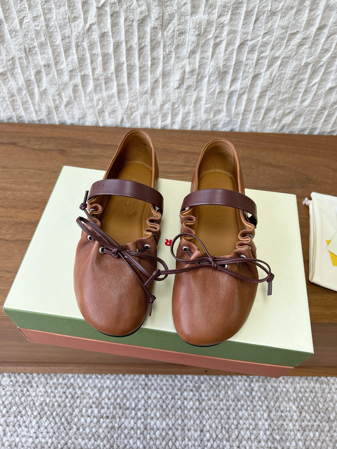 NO:682676,G266 MARNI 26Fw early spring new style pleated bow Mary Jane ballet shoes with round toe outline, contrasting color upper, brown bow and shoe collar straps, the overall presentation is cute and minimalist. The color matching comes with loose laces that are just sweet and cool. The romantic season belonging to Balletcor* is here again. Ballet shoes are definitely that item that can match everything and brighten everything!  The upper is made of original imported calfskin, the lining is sheepskin, the sole is original custom-made non-slip rubber outsole, size 35-39 (40. Customized, non-returnable), ballet shoes, marni, mary jane, cowhide, sheepskin19860909G266 MARNI 玛尼 26Fw早春新款 褶皱 蝴蝶结 玛丽珍 芭蕾舞鞋 圆头轮廓、撞色鞋面、棕色蝴蝶结与鞋口绑带,整体呈现可爱、极简的调性. 拼色自带松弛感系带甜酷得刚好. 属于Balletcor*的浪漫季节又到了. 芭蕾舞鞋绝对是那件既能搭配一切又能点亮一切的单品！ 鞋面采用原版进口小牛皮 内里垫脚羊皮 鞋底原版定制防滑橡胶大底 码数35-39（40.定做不退换）,芭蕾舞鞋,marni,mary jane,cowhide,sheepskin,Women's Shoes
