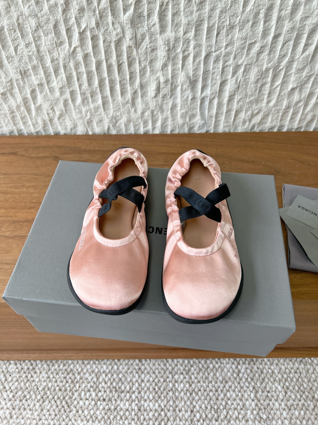 NO:682637,G266 Balenciaga 26ss early spring new ballet shoes single shoes. The ballet shoes produced by Balenciaga are full of retro feeling!  This super hard-to-find store exclusive is not available in just any store. The uppers are all hand-made and distressed. The curvature of the head has been adjusted to make the upper foot soft and waxy. It can be folded and stored at will and is very convenient to carry. The upper is made of original imported original cloth. The lining is sheepskin. The sole is original custom-made non-slip rubber outsole. Size35-39 (40 orders are not returned), ballet shoes, balenciaga, balenciaga, sheepskin19860909G266 Balenciaga 巴黎世家 26ss早春新款芭蕾舞鞋 单鞋 无愧是巴黎世家出的芭蕾鞋都满满的复古感！这款超级难买门店限定可不是随便一家都有售的 鞋面全部对版做了手工破坏做旧 头型翘度做了调整上脚软糯糯的特别柔软 随意弯折都可收纳很方便携带 鞋面采用原版进口原版布 内里垫脚羊皮 鞋底原版定制防滑橡胶大底 Size35-39（40订做不退换）,芭蕾舞鞋,balenciaga,balenciaga,sheepskin,Women's Shoes