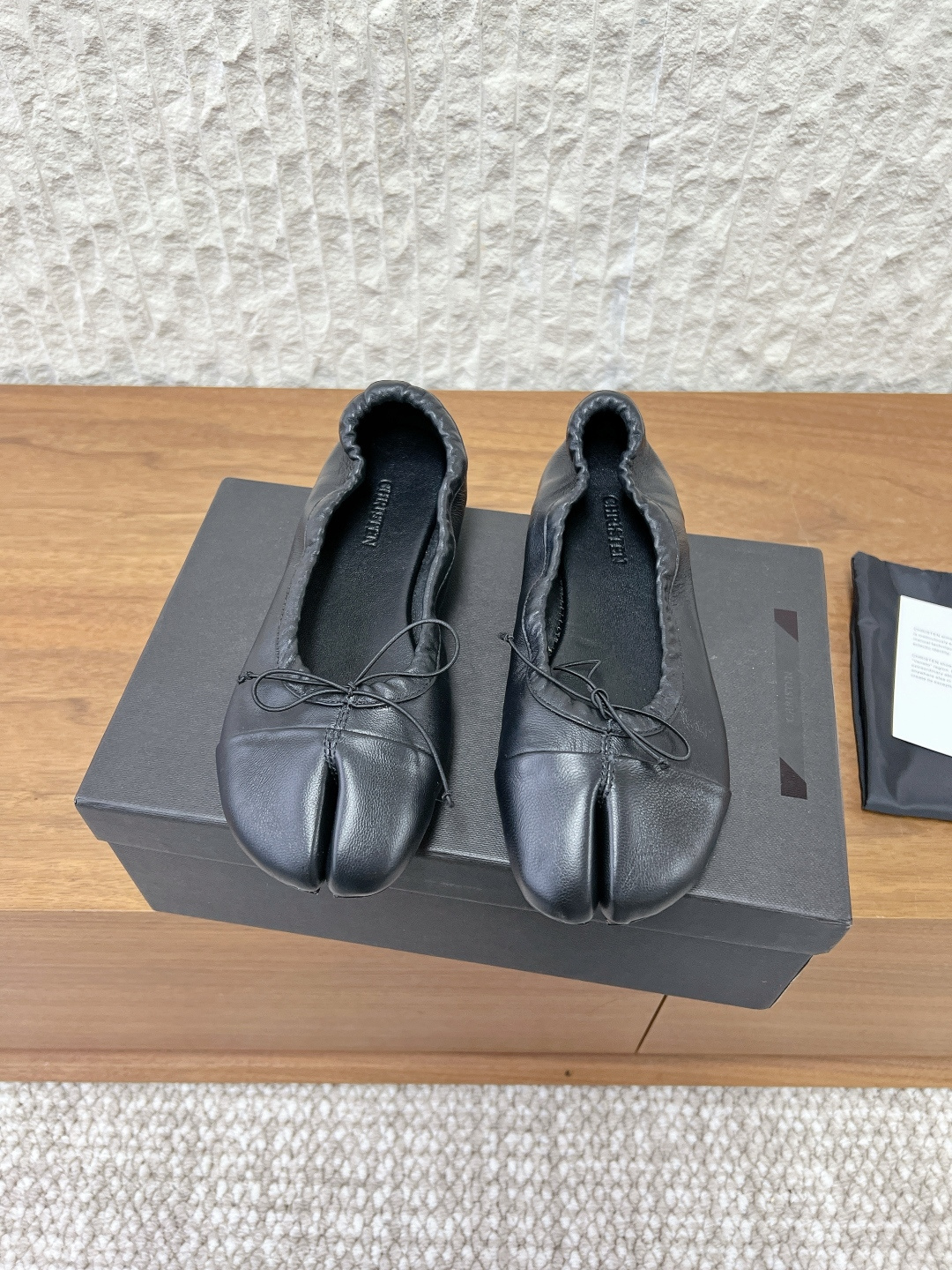 NO:682639,G266 Christen niche fashion brand 26ss early spring new split toe bow Mary Jane ballet shoes soft sheep fabric with sheep lining as a design element super soft and comfortable using the length of the butterfly to adjust the wrapping of the shoe Suitable for a wider range of people black and white color matching super easy to match niche design shoes The upper foot is comfortable and versatile The fabric is made of original imported sheepskin The inner lining is sheepskin The sole is original customized Italian leather outsole  Size 35-39 (40 is custom-made and cannot be returned or exchanged), ballet shoes, mary jane, sheepskin, Leather soles19860909G266 Christen 小众潮牌 26ss早春新款 分趾 蝴蝶结 玛丽珍 芭蕾舞鞋 柔软绵羊面料加绵羊里皮作为设计元素 超软舒适 采用蝴蝶的长度来调节鞋子的包裹性 适合更广泛的人群 黑白拼色超级好搭 小众设计鞋 上脚舒适百搭休闲 面料采用原版进口羊皮 内里垫脚羊皮 鞋底原版定制意大利真皮大底 码数35-39（40定做不退换）,芭蕾舞鞋,mary jane,sheepskin,Leather soles,Women's Shoes