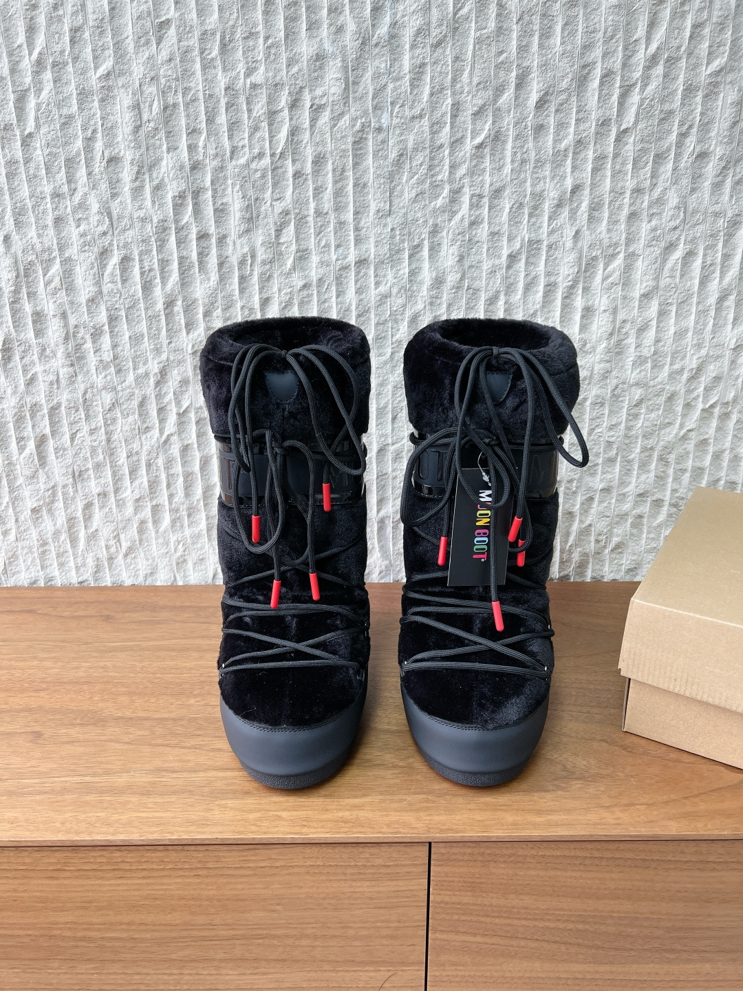 NO:694328,Moon Boot, niche fashion brand, 25ss autumn and winter series, fat and snow boots. If you find it difficult to accept the revival of UGG, there is now a more alternative type of snow boots that is back. That is the Moon Boot. The inner height is increased by 4cm. It has been very popular in the millennium. Paris Hilton, Victoria Beckham and other celebrities often wore it. Now the Y2K trend is popular again. The same QQ show outfit for young children.  The ugly snow boots that have been shown by thousands of people have become popular again. They are not divided into men and women. They look slim but warm and easy to wear. The upper is made of original imported cowhide/wool. The inner lining is made of silk foam and has a 4cm height increase. The sole is original thermoplastic rubber outsole. Sizes 35-37 38-40 41-43. Customized and non-returnable. Snow boots, boots, cowhide19860909Moon Boot 小众潮牌 25ss秋冬系列 胖呼呼 雪地靴 如果你难以接受UGG的复兴 那现在有一款更另类的雪地靴又杀回来了 那就是Moon Boot月亮靴 内增高4cm 在千禧年就已经非常火了 当年paris hilton、victoria beckham 等名人经常穿它,如今Y2K风潮再次流行 痞幼同款QQ秀穿搭 万人大秀的丑萌雪地靴重新翻红 不分男女不分左右 看着巨无霸巨显瘦还暖和好穿 鞋面采用原版进口牛皮/羊毛 内里垫脚丝绵内胆 内增高4cm 鞋底原版热塑性橡胶大底 尺码35-37 38-40 41-43定做不退换,雪地靴,boots,cowhide,Women's Shoes