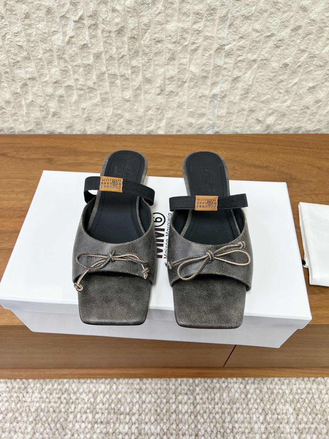 NO:694312,G279 MaisonMargiela 26ss early spring new style, letter elastic band, fish mouth, square toe, flat back, slippers. The softness of ballet shoes is pinched into a sharp outline. The open toe cutout is a 'careful device' in laziness. The matte black leather is wrapped in deconstructed lines. When you step on it, you will feel the Parisian fashion of 'effortless but big win'. The upper is made of original imported cowhide/exploded cowhide, and the lining is made of cowhide.  Original custom-made Italian leather outsole, size 35-39 (40.41 custom-made, non-returnable), high heels and slippers, masion margiela, high heels, slippers, cowhide, Leather soles19860909G279 MaisonMargiela 马吉拉 26ss早春新款 字母弹力带 鱼嘴 方头 后空平底 拖鞋 把芭蕾鞋的柔捏成尖锐轮廓 露趾切口是慵懒里的“小心机” ” 哑光黑皮革裹着解构线条 踩上就是巴黎人那种“没费力但赢很大”的时髦  鞋面采用原版进口牛皮 /爆裂牛皮 内里垫脚牛皮 鞋底原版定制意大利真皮大底 码数35-39（40.41定做不退换）,高跟鞋拖鞋,masion margiela,high heels,slippers,cowhide,Leather soles,Women's Shoes
