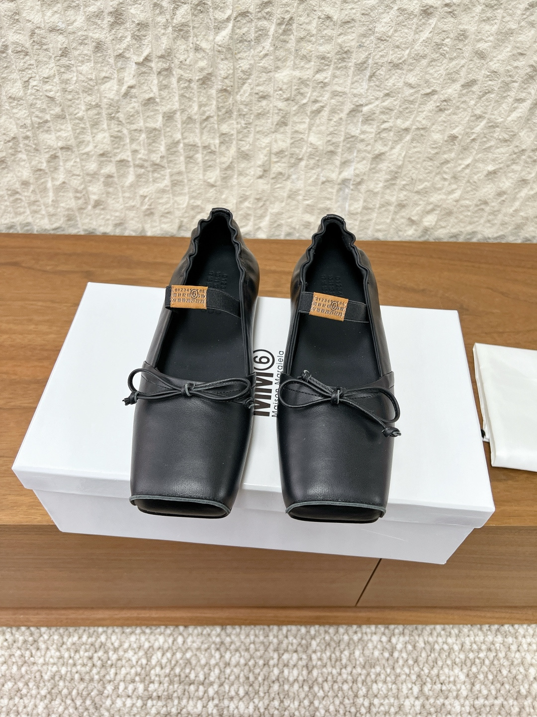 NO:694297,G279 MaisonMargiela 26ss early spring new style letter elastic band square toe Mary Jane ballet shoes. The softness of the ballet shoes is pinched into a sharp outline. The open toe cutout is a 'caution' in laziness. The matte black leather is wrapped in deconstructed lines. When you step on it, you will feel the Parisian fashion of 'effortless but big win'. The upper is made of original imported cowhide/exploded cowhide, and the inner lining is cowhide.  Original custom-made Italian leather outsole, size 35-39 (40.41 custom-made, non-refundable), ballet shoes, masion margiela, mary jane, cowhide, Leather soles19860909G279 MaisonMargiela 马吉拉 26ss早春新款 字母弹力带 方头 玛丽珍 芭蕾舞鞋 把芭蕾鞋的柔捏成尖锐轮廓 露趾切口是慵懒里的“小心机” ” 哑光黑皮革裹着解构线条 踩上就是巴黎人那种“没费力但赢很大”的时髦  鞋面采用原版进口牛皮 /爆裂牛皮 内里垫脚牛皮 鞋底原版定制意大利真皮大底 码数35-39（40.41定做不退换）,芭蕾舞鞋,masion margiela,mary jane,cowhide,Leather soles,Women's Shoes