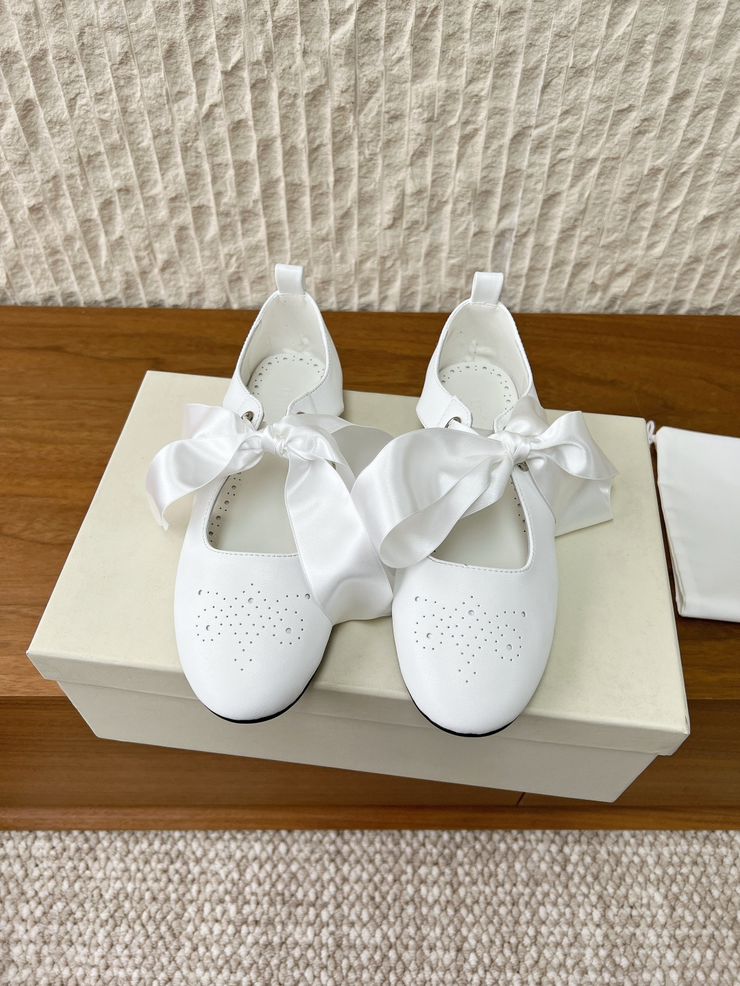 NO:694319,G199 Unfolo niche trendy brand 26ss early spring new style hollow bow strap Mary Jane ballet shoes with a great atmosphere, full of girly style. With super dreamy bow decoration, hollow design on both sides, both retro and playful. The upper is made of original imported cowhide. The inner foot pad is water-dyed sheepskin. The sole is original custom-made leather outsole. Size 35-39 (40 customized, non-returnable), Mary Jane, mary  jane,cowhide,sheepskin,Leather soles19860909G199 Unfolo 小众潮牌 26ss早春新款 镂空 蝴蝶结绑带 玛丽珍 芭蕾舞鞋 氛围感超绝的一款,少女风满满 搭配超梦幻蝴蝶结装饰,两侧镂空设计,既复古又俏皮 鞋面采用原版进口牛皮 内里垫脚水染羊皮 鞋底原版定制真皮大底 码数35-39（40定做不退换）,玛丽珍,mary jane,cowhide,sheepskin,Leather soles,Women's Shoes