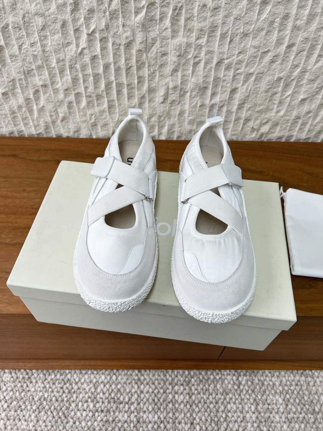 NO:694315,G741 Unfolo, a niche trendy brand, 26ss early spring new style, wind cross buckle, Mary Jane moral training shoes, Forrest shoes, retro meets textured leather, a fashionable 'cheating device' for commuters, delicate suede and canvas color matching, hand-stitching to outline exquisite details, slip-on design suitable for all exquisite moments in a hurry - whether it is smart with a suit or retro with a skirt.  You can understand what 'lazy high-end' means when you put on your feet, allowing you to wear an effortless fashionable tone in your daily life. The upper is made of original imported sheep suede/high-density canvas. The lining is sheepskin. The sole is original custom-made non-slip rubber outsole. Size 35-39 (40.41 custom-made and non-refundable), mary jane, mary jane, skirts, business suit, sheepskin, chamois leather19860909G741 Unfolo 小众潮牌 26ss早春新款 风交叉扣带 玛丽珍 德训鞋 阿甘鞋 复古撞上质感皮革 是通勤族的时髦“作弊器” 细腻麂皮与帆布拼色 手工缝线勾勒出精致细节 一脚蹬设计适配所有赶时间的精致时刻—— 不管是配西装的干练 还是搭裙装的复古 上脚就懂什么叫“慵懒高级感” 让你在日常里穿出不费力的时髦腔调 鞋面采用原版进口羊反绒/高密度帆布 内里垫脚羊皮 鞋底原版定制防滑橡胶大底 码数35-39（40.41定做不退换）,玛丽珍,mary jane,skirts,business suit,sheepskin,chamois leather,Women's Shoes