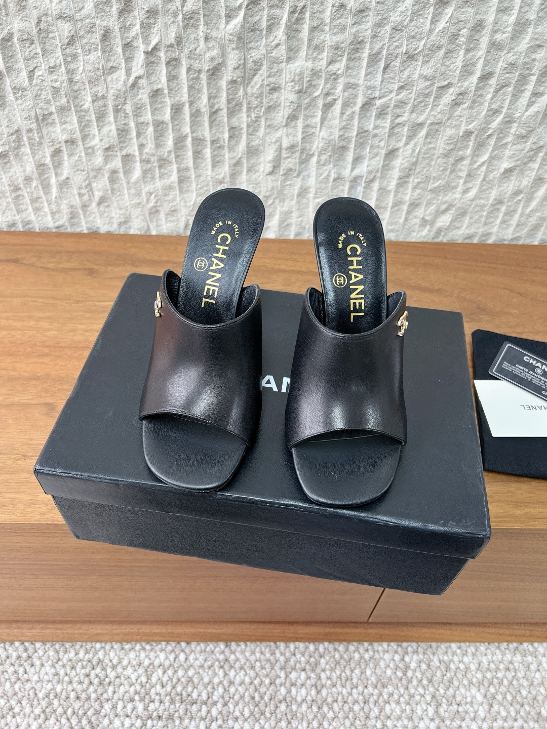 NO:694303,G081 Chanel Xiaoxiang 26ss early spring new style double C high heel slippers, the main recommendation of the catwalk, this season is so beautiful. The overall design is simple and elegant, and the heel design is very unique and bold. It is really hard to put it down. Not only does the shoe look good, it is also very comfortable on the feet and does not tire the feet at all. In order to achieve the original foot feel, we worked hard on the last, the lines and curvature are very smooth, and do not squeeze the feet at all ~  The upper is made of original imported patent leather/cowhide/rhinestone, the lining is sheepskin, the heel height is 7cm, the outsole is original custom-made Italian leather outsole, the size is 35-39 (40 customizations are non-returnable), high heels and slippers, chanel, high heels, slippers, cowhide, sheepskin, Leather soles19860909G081 Chanel 小香 26ss早春新款 双C 高跟 拖鞋 走秀主推款 这季太好看了 整体设计简约大气又耐看,鞋跟设计非常独特大胆 真让人爱不释手,不仅鞋型好看,上脚还特别舒服完全不累脚 想要达到原版脚感我们在楦头上没少下功夫,线条感弧度非常流畅,而完全不挤脚～ 鞋面采用原版进口漆皮/牛皮/水钻 内里垫脚羊皮 跟高7cm 大底原版定制意大利真皮大底 码数35-39（40定制不退换）,高跟鞋拖鞋,chanel,high heels,slippers,cowhide,sheepskin,Leather soles,Women's Shoes