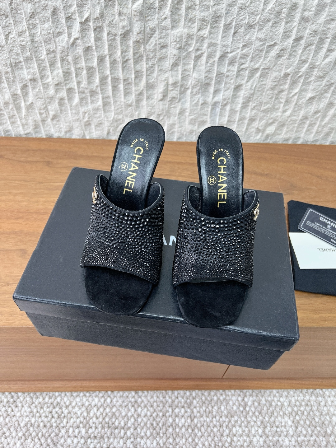 NO:694308,Drill surface G081 Chanel Xiaoxiang 26ss early spring new style double C high heel slippers. The main recommendation on the catwalk. This season is so beautiful. The overall design is simple and elegant, and the heel design is very unique and bold. It is really hard to put it down. Not only does the shoe look good, it is also very comfortable on the feet and does not tire the feet. In order to achieve the original feeling, we worked hard on the last, the lines and curvature are very smooth, and do not squeeze the feet at all~  The upper is made of original imported patent leather/cowhide/rhinestone, the lining is sheepskin, the heel height is 7cm, the outsole is original custom-made Italian leather outsole, the size is 35-39 (40 customizations are non-returnable), high heels and slippers, chanel, high heels, slippers, cowhide, sheepskin, Leather soles19860909钻面G081 Chanel 小香 26ss早春新款 双C 高跟 拖鞋 走秀主推款 这季太好看了 整体设计简约大气又耐看,鞋跟设计非常独特大胆 真让人爱不释手,不仅鞋型好看,上脚还特别舒服完全不累脚 想要达到原版脚感我们在楦头上没少下功夫,线条感弧度非常流畅,而完全不挤脚～ 鞋面采用原版进口漆皮/牛皮/水钻 内里垫脚羊皮 跟高7cm 大底原版定制意大利真皮大底 码数35-39（40定制不退换）,高跟鞋拖鞋,chanel,high heels,slippers,cowhide,sheepskin,Leather soles,Women's Shoes