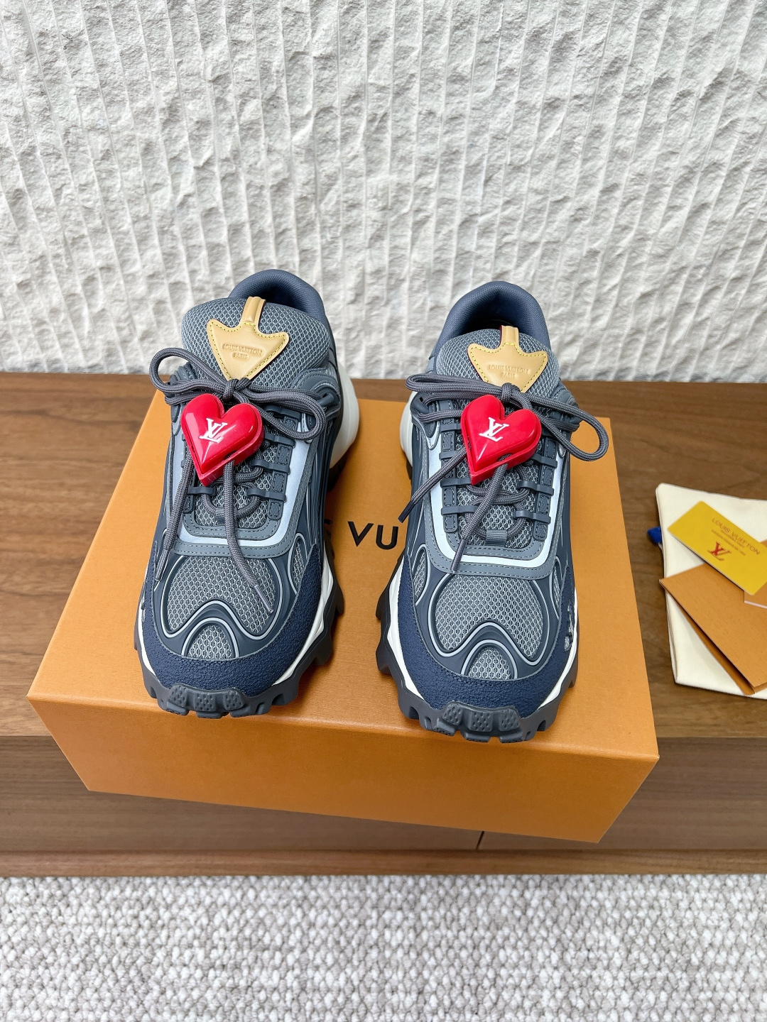 NO:694324,G039 (button) only for men Louis Vuitton Louis Vuitton 26ss early spring new casual shoes sneakers hiking shoes Summit sneakers are known for their easy-to-wear modern style, which is suitable for both urban wear and outdoor environments. The upper is made of artificial leather and technical fabrics and other materials, and the pattern on it is reminiscent of the grain texture of Epi leather. The eye-catching ridges of the rubber outsole provide excellent grip and stability. Delivered in exquisite packaging  The fabric is made of original imported cowhide/breathable mesh, the inner foot pad is breathable mesh, the outsole is original customized foam rubber outsole, Size 39-44 (customized for 45, non-refundable), casual shoes/sports shoes, louis vuitton, louis vuitton, sneakers, cowhide19860909G039（扣子）限男款 Louis Vuitton 路易威登26ss早春新款 休闲鞋 运动鞋 徒步鞋 Summit 运动鞋以易搭摩登风格见长,既适合城市穿着,也能胜任户外环境.鞋面由人造革与科技织物等多种材质拼接而成,其上的图案令人联想起 Epi 皮革的粒面纹理.橡胶外底的醒目凸纹,提供了出色抓地力与稳定性 配送精美包装 面料采用原版进口牛皮/透气网 内里垫脚透气网 大底原版定制发泡橡胶大底 Size39-44（45定做不退换）,休闲鞋/运动鞋,louis vuitton,louis vuitton,sneakers,cowhide,Women's Shoes