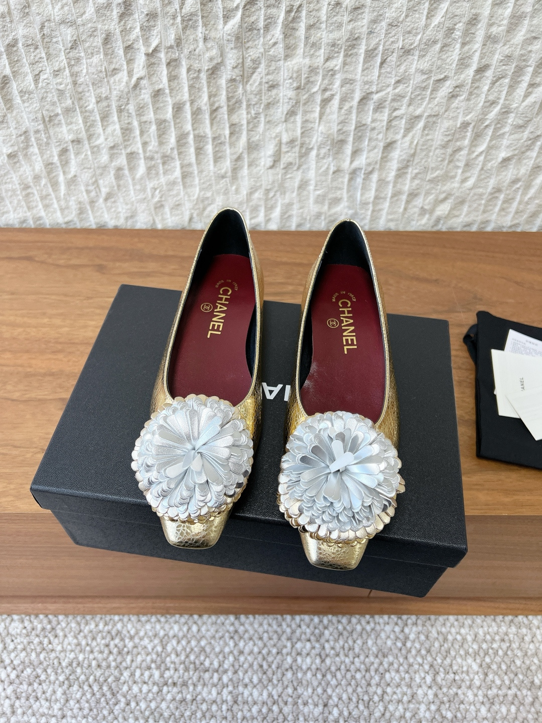 NO:694327,G081 Chanel Xiaoxiang 26A Early Spring New Camellia Mary Jane Shoes This season's Camellia series is really beautiful. Grandma Xiang's family has always had the elegant and ladylike temperament, full of high-end sense!  It’s very nice on the feet~ Whether worn barefoot or paired with skirts or trousers, it’s very versatile!  Incomparably beautiful!  Particularly fairy-like with a girlish feel. The upper is made of original imported cowhide. The lining is mixed sheepskin. The sole is original and customized with Italian genuine leather. Size35-39 (40.41 customization is not returnable), sandals, chanel, sandals, mary jane, skirts, cowhide, sheepskin, Leather soles.19860909G081 Chanel 小香 26A早春新款 山茶花 玛丽珍 单鞋 这一季山茶花系列真的超美 香奶奶家一贯的优雅名媛气质 高级感十足！上脚非常nice～ 不管光脚穿或搭配裙装、裤装、 都非常百搭！无敌美！特别仙 少女感爆棚 鞋面采用原版进口牛皮 内里垫脚混种羊皮 鞋底原版定制意大利真皮大底 Size35-39（40.41定制不退换）,凉鞋单鞋,chanel,sandals,mary jane,skirts,cowhide,sheepskin,Leather soles,Women's Shoes