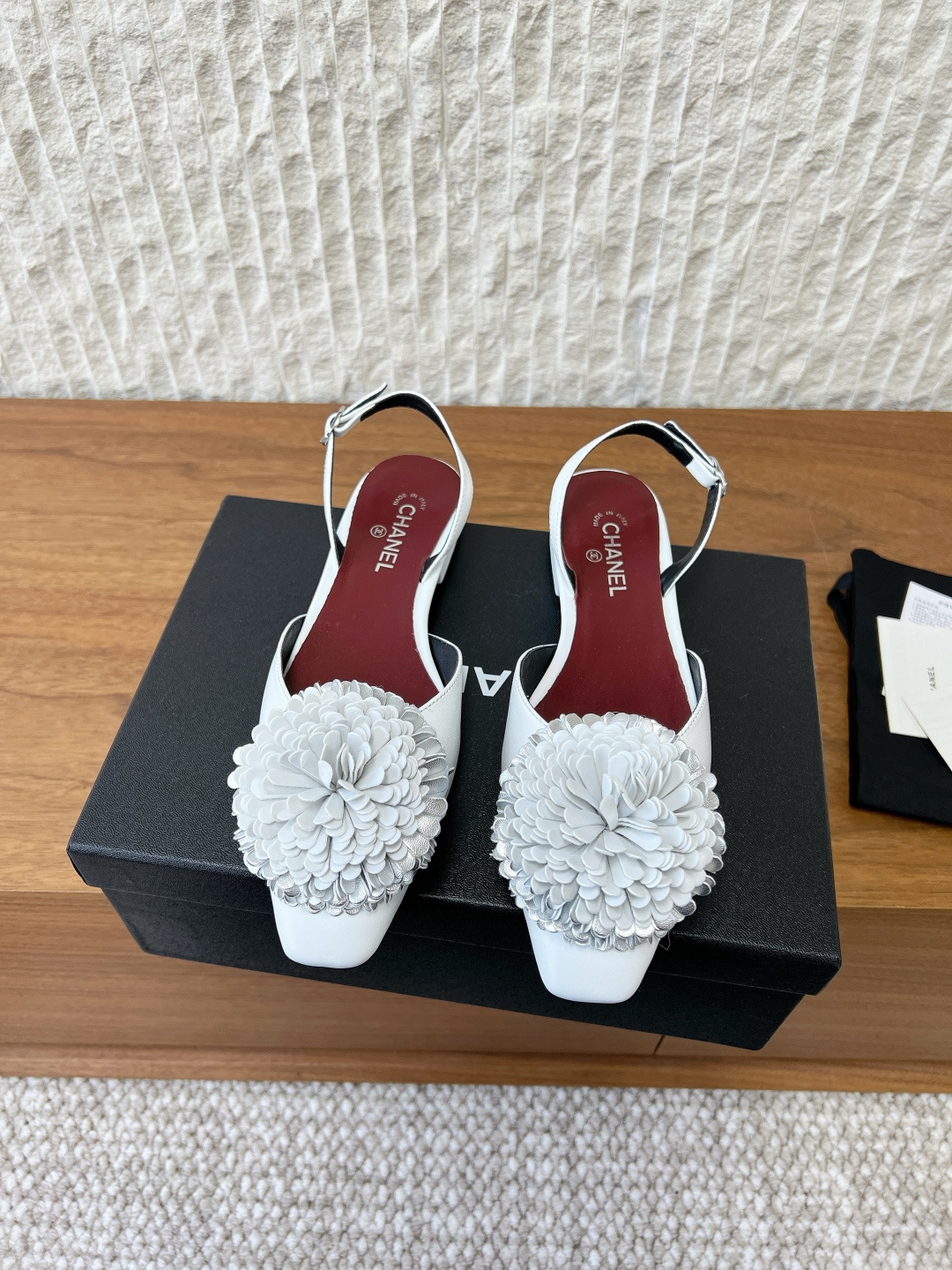 NO:694331,G081 Chanel Xiaoxiang 26A Early Spring New Camellia Mary Jane Sandals This season's Camellia series is really beautiful. Grandma Xiang's family has always been elegant and ladylike, full of high-end sense!  It’s very nice on the feet~ Whether worn barefoot or paired with skirts or trousers, it’s very versatile!  Incomparably beautiful!  Particularly fairy-like with a girlish feel. The upper is made of original imported cowhide. The lining is mixed sheepskin. The sole is original and customized with Italian genuine leather. Size35-39 (40.41 customization is not returnable), sandals, chanel, sandals, mary jane, skirts, cowhide, sheepskin, Leather soles.19860909G081 Chanel 小香 26A早春新款 山茶花 玛丽珍 凉鞋 这一季山茶花系列真的超美 香奶奶家一贯的优雅名媛气质 高级感十足！上脚非常nice～ 不管光脚穿或搭配裙装、裤装、 都非常百搭！无敌美！特别仙 少女感爆棚 鞋面采用原版进口牛皮 内里垫脚混种羊皮 鞋底原版定制意大利真皮大底 Size35-39（40.41定制不退换）,凉鞋单鞋,chanel,sandals,mary jane,skirts,cowhide,sheepskin,Leather soles,Women's Shoes