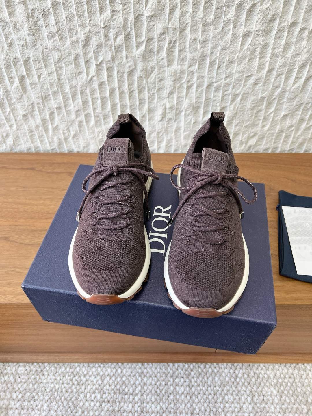 NO:694992,G039 Men's only Dior 26ss early spring new style fly knit casual shoes sports shoes sports shoes adopt integrated seamless knitting technology, breathable and comfortable, full of details, thick sole design brings cushioning effect, white rubber outsole with dark upper, simple and stylish, sock-type structure is easy to put on and take off, combines sports vitality and fashion sense, the fabric is made of original imported high-density knitting, the inner foot pad is breathable mesh, the sole is original customized two-color TPU rubber combination outsole  Size 39-44 (45. Customized, non-refundable), casual shoes/sports shoes, dior, dior, sneakers19860909G039 限男款 Dior 迪奥 26ss早春新款 飞织 休闲鞋 运动鞋 运动鞋采用一体式无缝针织工艺 透气舒适 细节满分寸 厚底设计带来缓震效果 白色橡胶外底搭配深色鞋面 简约又有型 袜套式结构方便穿脱 兼具运动活力与时尚感 面料采用原版进口高密度针织 内里垫脚透气网 鞋底原版定制双色TPU橡胶组合大底 码数39-44（45.定做不退换）,休闲鞋/运动鞋,dior,dior,sneakers,Women's Shoes