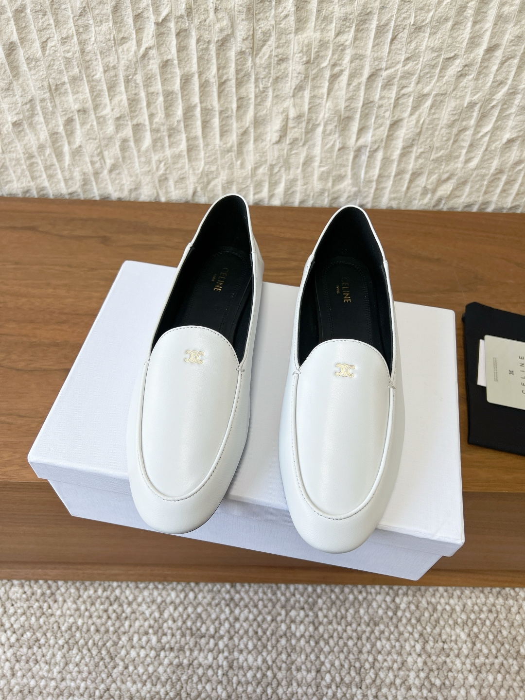 NO:694983,G069 Celine Celine 26ss early spring new style fairy style flat shoes loafers. Various bloggers have shown off the customized imported cowhide, which is super comfortable and soft. It is fashionable and can wake up the colorful summer. It is not picky at all and is very easy to match. It is invincible and versatile. Just buy it. The upper is made of original imported sheepskin. The inner lining is mixed sheepskin. The sole is original customized Italian genuine leather outsole. Size 35-39  (40. Customized items are not returnable or exchangeable), loafers, celine, celine, loafers, cowhide, sheepskin, Leather soles19860909G069 Celine 赛琳 26ss早春新款 仙女风 平底 单鞋 乐福鞋 各路博主纷纷亮出 定制进口牛皮超级舒适柔软 时髦得来又能唤醒夏日缤纷 一点都不挑人又非常好搭配无敌百搭 买就对了 鞋面采用原版进口羊皮 内里垫脚混种羊皮 鞋底原版定制意大利真皮大底 码数35-39 (40.定做不退换),乐福鞋,celine,celine,loafers,cowhide,sheepskin,Leather soles,Women's Shoes
