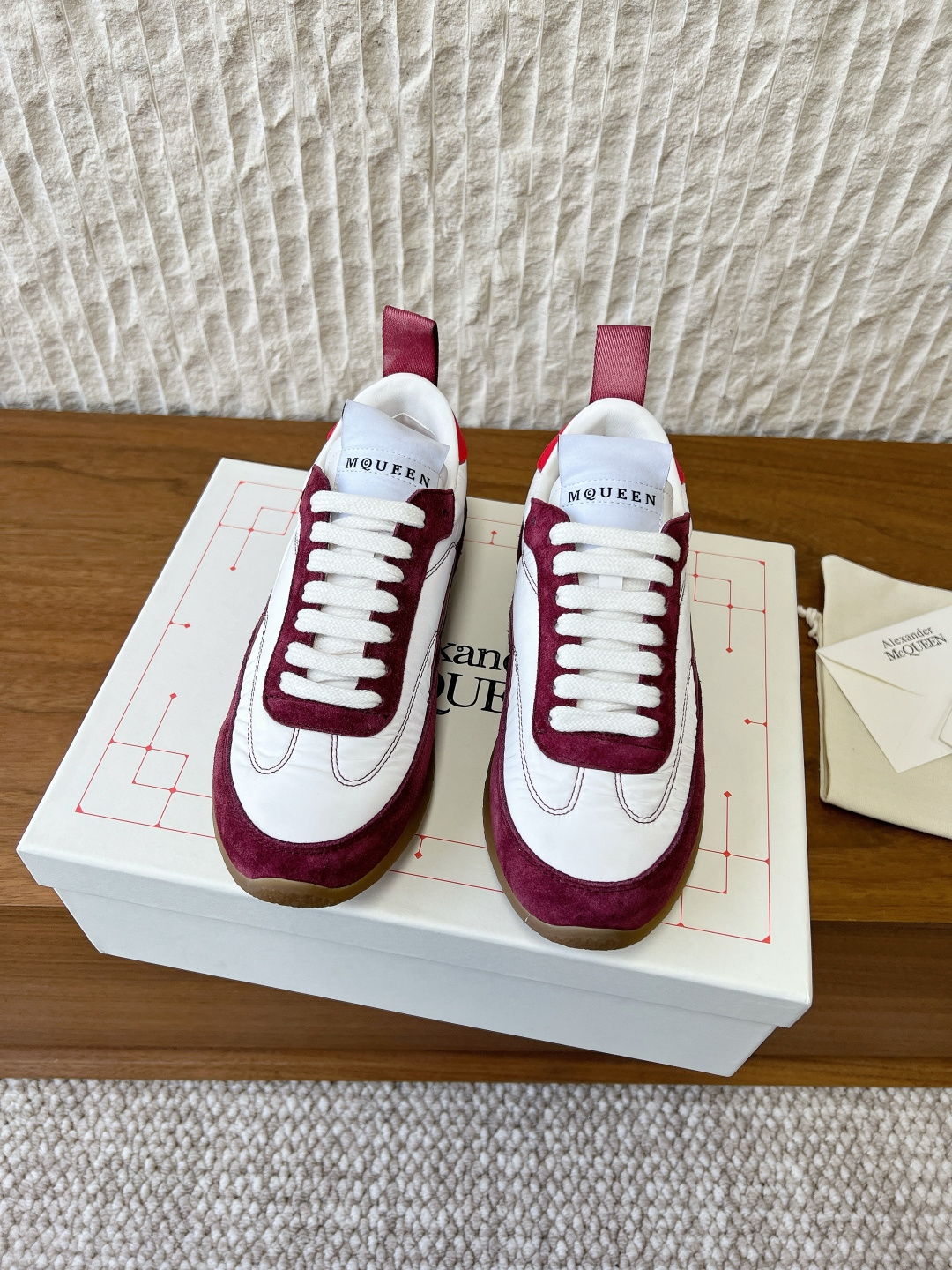 NO:694981,(Men's code) G090 Alexander McQueen Alexander McQueen 26ss early spring new style couple casual shoes sports shoes original purchase development and production of these Flexion white tone suede leather low-top sneakers, the lightweight soles are extremely comfortable and highlight the charm of sports style. They can add fashionable temperament to all kinds of casual styles. The fabric is made of original imported cloth/high mercerized suede, the inner lining is sheepskin, the sole is original custom-made non-slip rubber outsole  Size 35-44 (women's size 40, men's size 45, custom made and non-returnable), casual shoes/sports shoes, alexander mcqueen, sneakers, sheepskin19860909（男码）G090  Alexander McQueen 亚历山大· 麦昆 26ss早春新款 情侣款 休闲鞋 运动鞋 原版购入开发 做货 这款Flexion white色调反绒皮革低帮运动鞋,轻盈的鞋底舒适非凡,彰显运动风格的魅力.可为各式休闲造型增添时尚气质 面料采用原版进口布面/高丝光反绒皮 内里垫脚羊皮 鞋底原版定制防滑橡胶大底 Size35-44（女码40,男码45定做不退换）,休闲鞋/运动鞋,alexander mcqueen,sneakers,sheepskin,Women's Shoes