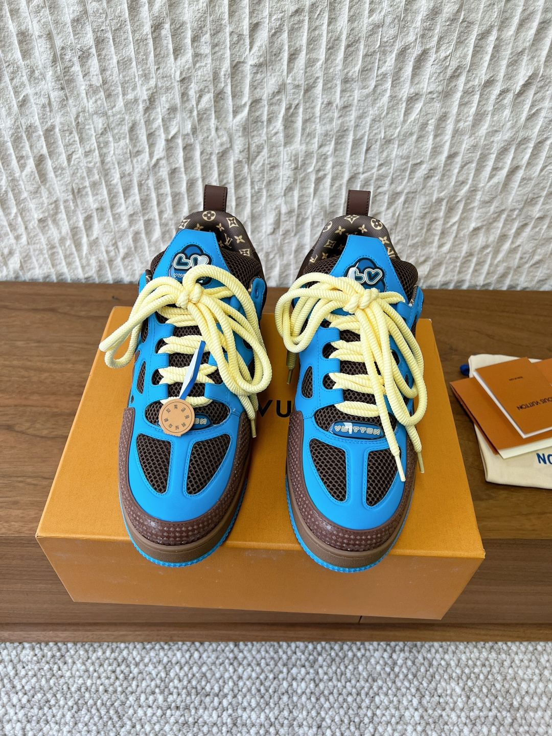 NO:695293,G039 Louis Vuitton Louis Vuitton 26ss early spring new style couple model thick sole casual shoes sports shoes Trainer is undoubtedly one of the most successful Sneakers launched by luxury brands, but the pace of exploration will not stop. The new series in the picture returns to the 90s. Chunky Skate Shoes have a sense of familiarity, with leather and mesh uppers. The fat silhouette and thick shoelaces are very eye-catching, and it is expected to have quite a few colors like the Trainer. Combined with the previous  Judging from the skateboard shoes at the show, maybe this year's Chunky style will be even stronger. The upper is made of original imported cowhide/breathable mesh/rhinestones, the inner foot pad is breathable mesh, and the sole is original custom-made non-slip rubber outsole. Size 35-44 (women's size 40, men's size 45 is custom-made and non-returnable), casual shoes/sports shoes, louis vuitton, louis vuitton, sneakers, cowhide19860909G039 Louis Vuitton 路易威登 26ss早春新款 情侣款 厚底 休闲鞋 运动鞋 Trainer无疑是奢侈品牌推出的最成功的Sneaker之一,不过探索的脚步并不会停 图中新系列回到了90年代 Chunky Skate Shoes既视感,皮革与网面打造鞋面 肥大的廓形与粗鞋带都非常惹眼,预计也会像Trainer一样拥有相当多的配色. 结合此前 秀场滑板鞋来看 今年或许这股Chunky风会更加强劲.  鞋面采用原版进口牛皮/透气网/水钻 内里垫脚透气网 鞋底原版定制防滑橡胶大底 码数35-44（女码40,男码45定做不退换）,休闲鞋/运动鞋,louis vuitton,louis vuitton,sneakers,cowhide,Women's Shoes