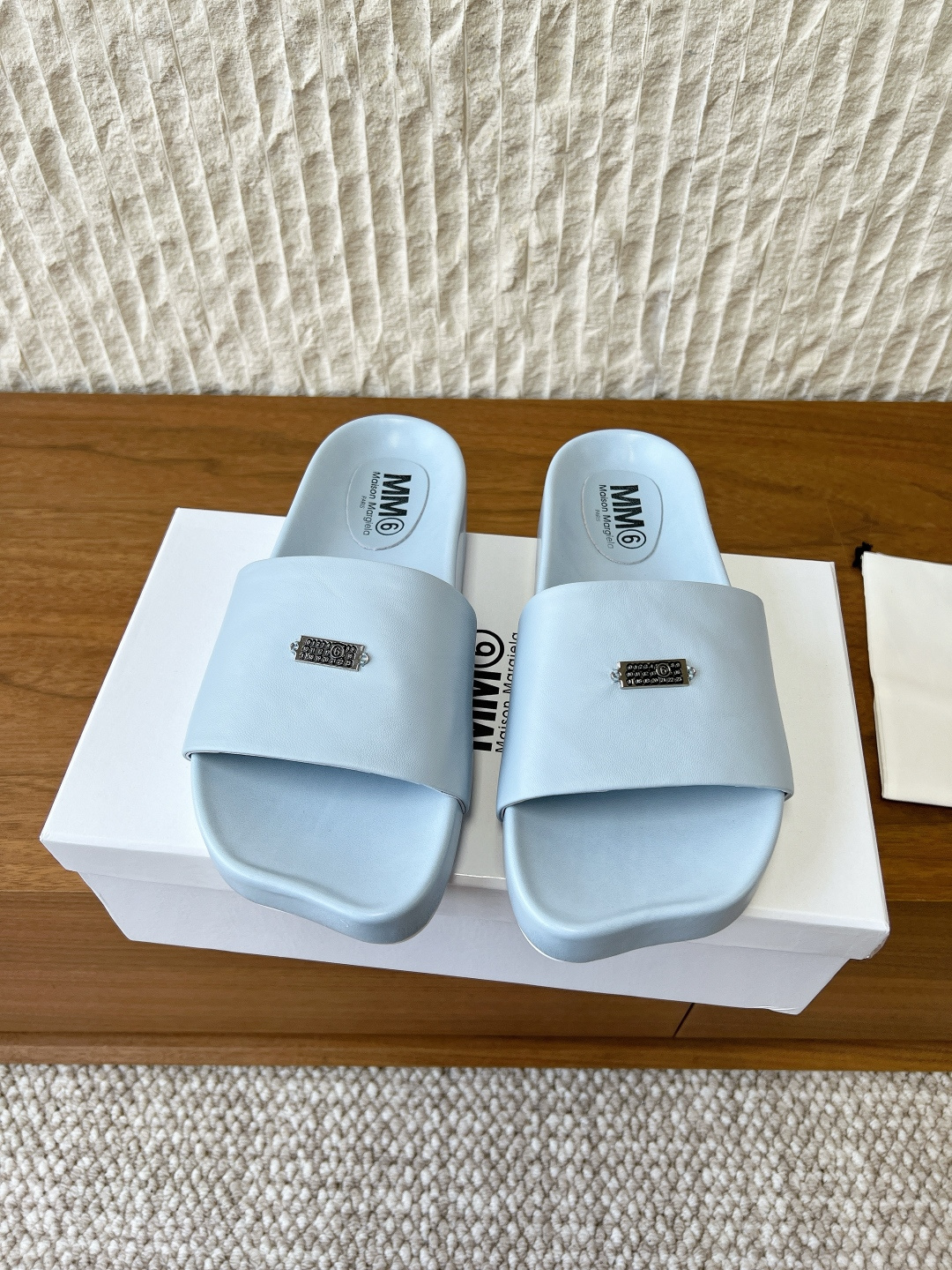 NO:695289,G279 (with official website airplane box) Maison Marginala Maison Marginala 26ss early spring new style flat beach slippers minimalist design style decorated with brand logo letters design full of simple and versatile summer style uppers made of original imported sheepskin lining foot sheepskin soles original custom-made non-slip rubber outsole code number 35-39 (custom-made 40 non-returnable), slippers, masion  margiela,slippers,sheepskin19860909G279（配官网飞机盒） Maison Marginala 马吉拉 26ss早春新款 平底 沙滩 拖鞋 极简的设计风格 饰有品牌logo字母设计 满满的夏日简约百搭风 鞋面采用原版进口羊皮 内里垫脚羊皮 鞋底原版定制防滑橡胶大底 码数35-39（40定做不退换）,拖鞋,masion margiela,slippers,sheepskin,Women's Shoes