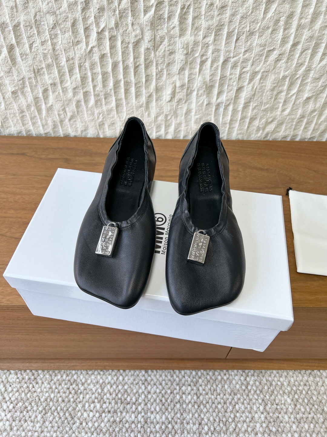 NO:695285,G279 (with official website airplane case) Maison Margiela 26ss early spring new slip-on flat ballet shoes. Needless to say the comfort, it will definitely be very comfortable. The silhouette, unique materials and contrasting material collage are all MM6 Maison Magical, worth looking forward to. These ballet shoes are made of very textured imported sheepskin. The square toe is elegant and the elastic band design of the shoe is easy to put on and take off. It is absolutely perfect.  The upper is made of original imported sheepskin, the lining is sheepskin, the sole is original custom-made Italian leather outsole, size 35-39 (custom-made for 40, non-returnable), ballet shoes, masion margiela, masion margiela, sheepskin, Leather soles19860909G279（配官网飞机盒） Maison Margiela 马吉拉 26ss早春新款 一脚蹬 平底 芭蕾舞鞋 舒适度不用说 肯定会很舒服的 廓形 独具匠心的材料和对比材质的拼贴均是 MM6 Maison Magical,值得期待的特色 这款芭蕾舞鞋采用很有质感的进口羊皮 方头的雅致和鞋口松紧带设计方便穿脱 简直绝绝子了 鞋面采用原版进口羊皮 内里垫脚羊皮 鞋底原版定制意大利真皮大底 码数35-39（40定做不退换）,芭蕾舞鞋,masion margiela,masion margiela,sheepskin,Leather soles,Women's Shoes