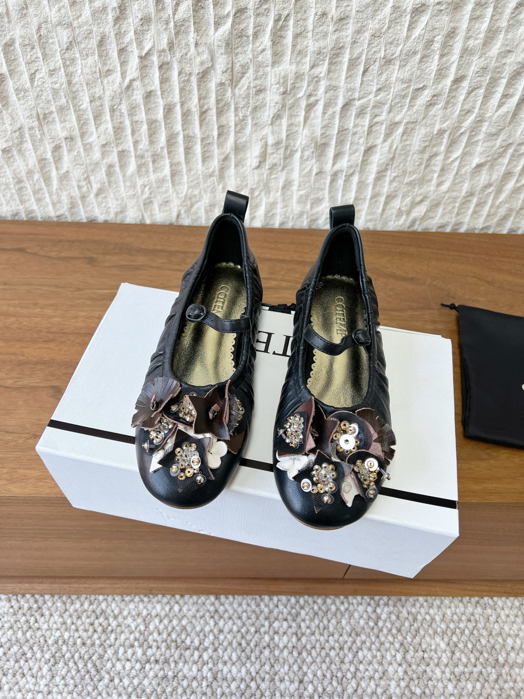 NO:695273,G741 Cotemp niche trendy brand 26Aw early spring new style sequin flowers flat bottom Mary Jane ballet shoes The flower series shoes you urged are here. They are really super good-looking and a must-have for fashion. The upper is made of original imported lambskin, the lining is sheepskin, the sole is original custom-made Italian genuine leather outsole, size 35-39 (40.41 custom-made, non-refundable), ballet shoes, mary jane, sheepskin, Leather soles19860909G741 Cotemp 小众潮牌 26Aw早春新款 珠片花朵 平底 玛丽珍 芭蕾舞鞋 你们催的花花系列鞋来啦 真的超级好看 时髦精必备 鞋面采用原版进口小羊皮 内里垫脚羊皮 鞋底原版定制意大利真皮大底 码数35-39（40.41定做不退换）,芭蕾舞鞋,mary jane,sheepskin,Leather soles,Women's Shoes