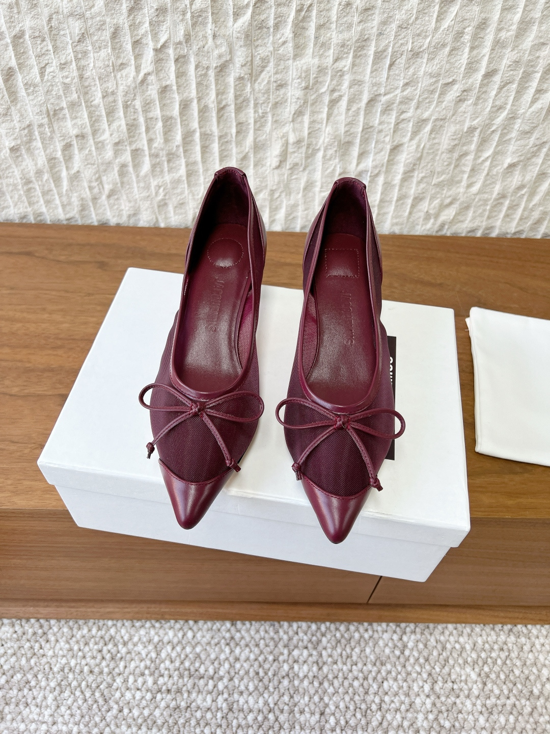 NO:695257,G741 Jacquemus niche trendy brand 26ss early spring new style kitten heel pointed toe mesh high heels single shoes The popular kitten heel design and the anise style collide to create a personality that is playful and cute, fashionable and good-looking. The bow decoration is very girly, and the overall daily wear is very fashionable!  The upper is made of original imported breathable mesh/open-edge beaded cowhide, the lining is sheepskin, the heel height is 4.5cm, the sole is original custom-made Italian leather outsole, size 35-39 (40.41 custom-made, non-returnable), high heels, single shoes, high heels, cowhide, sheepskin, Leather soles19860909G741 Jacquemus 小众潮牌 26ss早春新款 小猫跟尖头 网纱 高跟鞋 单鞋 流行的小猫跟设计和茴蕾风碰撞则个性 俏皮可爱,时尚好看 蝴蝶结装饰很有少女感,整体日常穿搭非常洋气就对了！ 鞋面采用原版进口透气网纱/开边珠牛皮 内里垫脚羊皮 跟高4.5cm 鞋底原版定制意大利真皮大底 码数35-39（40.41订做不退换),高跟鞋单鞋,high heels,cowhide,sheepskin,Leather soles,Women's Shoes