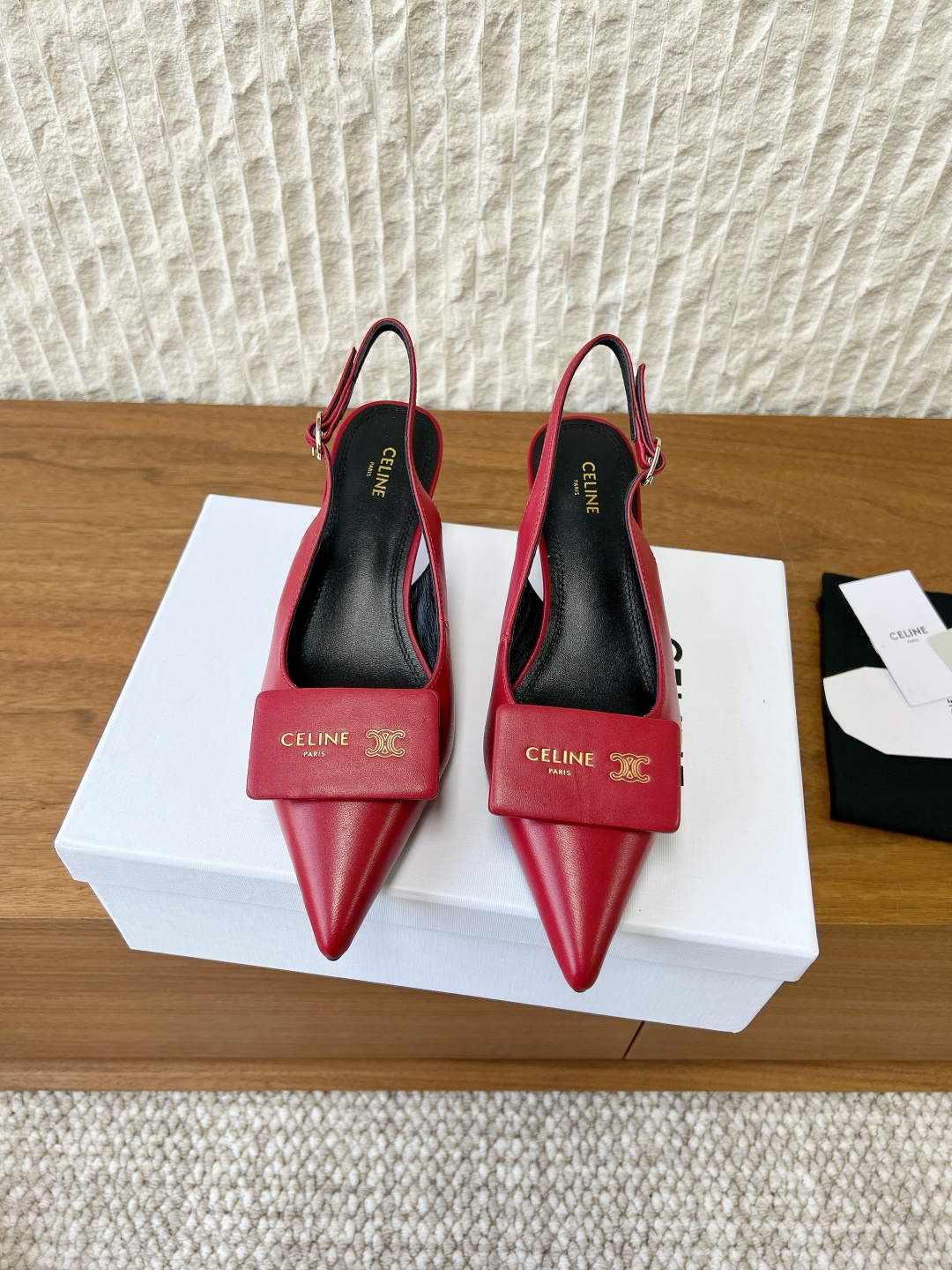 NO:705640,G741 Celine Celine 26ss early spring new model Arc de Triomphe pointed toe kitten heel sandals so exquisite. Arc de Triomphe is very low-key and black, and it is very unobtrusive when paired with small skirts and jeans. You can always trust Hedi's aesthetic. The kitten heel inherits the classic French aesthetics. Comfort and beauty. Arc de Triomphe also injects modern style into the classic shape. The upper is made of original imported sheepskin. The inner padding sheepskin. The heel height is 4 5cm.  Original custom-made Italian leather outsole, size 35-39 (40.41 customized, non-returnable), sandals, celine, celine, sandals, skirts, jeans, sheepskin, Leather soles19860909G741 Celine 赛琳 26ss早春新款 凯旋门 尖头 猫跟 凉鞋 好精致呀 凯旋门很低调黑色绝了,搭配小裙子牛仔裤都很不戳  你可以永远相信hedi的审美 传承经典法式美学的小猫跟 舒适度和美感u凯旋门也为经典造型注入了现代格调 鞋面采用原版进口羊皮 内里垫脚羊皮 跟高4 5cm 鞋底原版定制意大利真皮大底 码数35-39（40.41定制不退换）,凉鞋,celine,celine,sandals,skirts,jeans,sheepskin,Leather soles,Women's Shoes