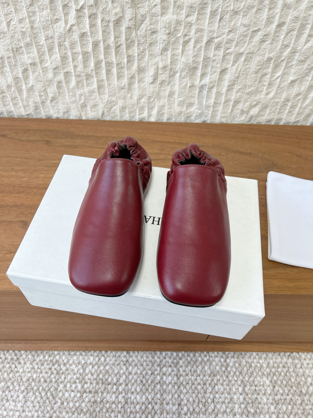 NO:705638,G741 Khaite niche trendy brand 26ss early spring new style elasticated back flat granny shoes single shoes loafers. The minimalist and avant-garde design has made Khaite famous in the fashion industry in recent years. In just a few years it has become one of the most popular clothing brands. It is simple and everyday, yet feminine and sensual, intellectually elegant!  The upper is made of original imported cowhide, the lining is sheepskin, and the sole is original custom-made Italian leather outsole Size 35-39 (40.41 custom-made, non-refundable), loafers, loafers, cowhide, sheepskin, Leather soles19860909G741 Khaite 小众潮牌 26ss早春新款 后松紧 平底 奶奶鞋 单鞋 乐福鞋 极简前卫的设计,让Khaite近年响亮时尚界. 短短几年间已经成为最受欢迎的服装品牌之一. 它简约日常,又不失女性化与感性,知性优雅！ 鞋面采用原版进口牛皮 内里垫脚羊皮 鞋底原版定制意大利真皮大底 Size 35-39（40.41定做不退换）,乐福鞋,loafers,cowhide,sheepskin,Leather soles,Women's Shoes