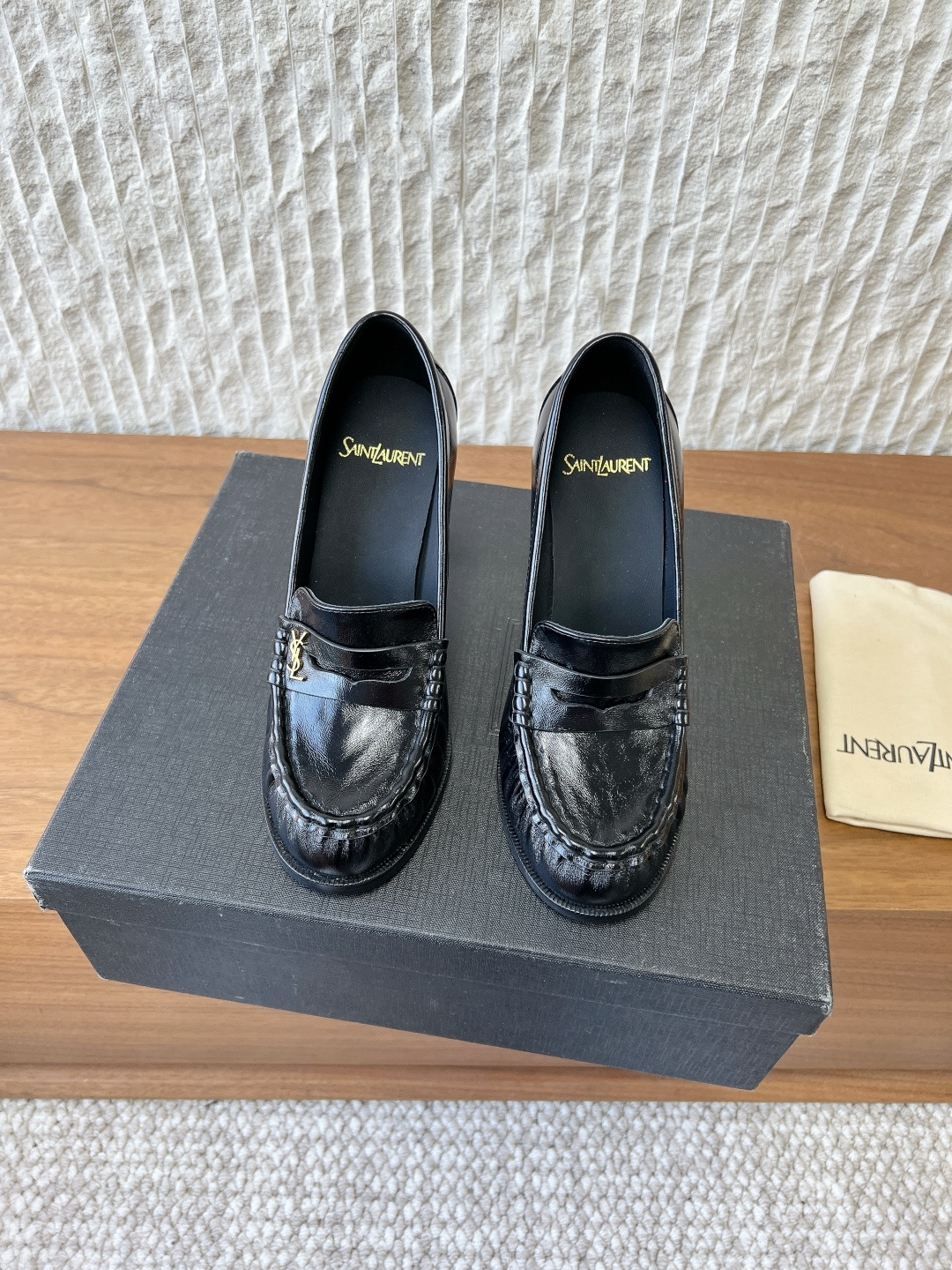 NO:706156,G731 Saint Laurent 25ss new autumn and winter high heels, loafers, small leather shoes, a super super popular style. It is simply perfect, and the on-foot effect is very comfortable. The foot feels great, and it can match naturally whether you pair it with jeans, a small suit, or a skirt. The upper is made of original imported cowhide/cow leather, and the lining is sheepskin. The heel height is 10cm. The sole is original and customized Italian genuine leather outsole.  Size35-39 (40.41. Customized, non-refundable), high-heeled shoes, saint laurent, saint laurent, loafers, high heels, skirts, jeans, cowhide, sheepskin, Leather soles19860909G731 Saint Laurent 圣罗兰 25ss秋冬新款 高跟 乐福鞋 小皮鞋 超级超级无敌火爆的一个款 简直完美到爆、而且上脚效果非常舒服,脚感很棒,而且无论你搭配牛仔裤,小西服,裙子,都能搭配自然 鞋面采用原版进口牛皮/牛京 内里垫脚羊皮 跟高10cm 鞋底原版定制意大利真皮大底 Size35-39（40.41.订做不退换）,高跟鞋单鞋,saint laurent,saint laurent,loafers,high heels,skirts,jeans,cowhide,sheepskin,Leather soles,Women's Shoes