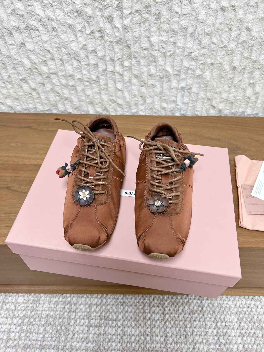 NO:706148,G169 Miu Miu 26WF new early spring products, satin ballet shoes, moral training shoes. The ingenious fusion of ballet shoes and moral training shoes is not only an innovative interpretation of the classic style, but also the perfect interpretation of Miu's girly and light luxury. It breaks the traditional dullness and integrates light luxury and softness into daily wear. The classic ballet shoe shape is paired with the simple outline of moral training shoes. The combination shows refreshing vitality. It adds gentleness and flexibility, and easily brightens up daily looks.  Let ordinary wear also reveal extraordinary taste, showing the agility and elegance of an exclusive girl. The fabric is made of original imported silk, the lining is tiptoe sheepskin, the sole is original customized rubber outsole, the sole is 35-39 (customized for 40, non-returnable), casual shoes/sports shoes, miumiu, sneakers, sheepskin, real silk, silk fabric19860909G169 Miu Miu 缪缪 26WF早春新品 绸缎 芭蕾舞鞋 德训鞋 将芭蕾舞鞋与德训鞋的巧妙融合 既是对经典风格的创新演绎, 也是 Miu少女感与轻奢感的完美诠释 打破传统的沉闷感 将轻奢柔美融入日常穿搭. 经典芭蕾舞鞋鞋型搭配德训鞋简约轮廓 搭配显清爽活力 配添温柔灵动,轻松点亮日常造型 让平凡穿搭也能透出不凡品味 尽显专属少女的灵动与雅致. 面料采用原版进口真丝 内里踮脚羊皮 鞋底原版定制橡胶大底 鞋底35-39（40定做不退换）,休闲鞋/运动鞋,miumiu,sneakers,sheepskin,real silk,silk fabric,Women's Shoes