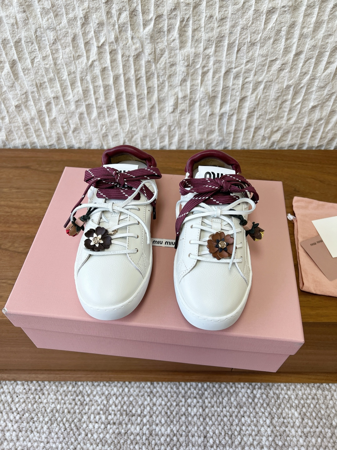 NO:706153,G169 Miu Miu 26ss early spring new style lace-up white shoes casual shoes MiuMiu show unique and unique color rubbing process close-up of details from the Miu Miu series The trend element of the new season is the concept of love at the moment, multiple collisions, conveying modern style~ It looks good no matter how you wear it. This summer’s fashionista’s favorite does not look very comfortable and is super comfortable on the feet. The fabric is made of original imported cowhide and the lining is sheepskin.  Original custom-made anti-slip rubber outsole, size 35-39 (40 custom-made, non-returnable), casual shoes/sports shoes, miumiu, sneakers, cowhide, sheepskin19860909G169 Miu Miu 缪缪 26ss早春新款 系带 小白鞋 休闲鞋 MiuMiu秀场适当独一无二的擦色工艺工艺来自Miu Miu系列的细节特写 新季的潮流要素一 此刻挚爱的概念,多元对撞,传达现代风格~ 怎么穿都好看今夏时髦精最爱 看起来不怎么舒服 上脚超级舒服 面料采用原版进口牛皮 内里垫脚羊皮 鞋底原版定制防滑橡胶大底 码数35-39（40定做不退换）,休闲鞋/运动鞋,miumiu,sneakers,cowhide,sheepskin,Women's Shoes