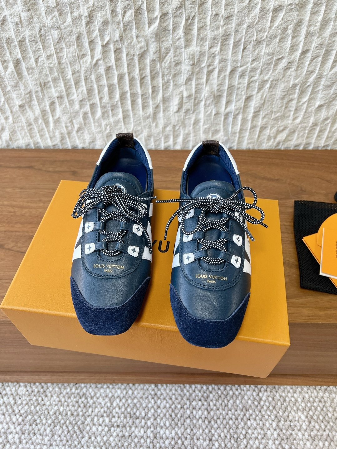 NO:706137,G530 (with official website flight case) Louis Vuitton Louis Vuitton 26ss early spring new ballet sneakers moral training shoes casual sneakers This LV Sneakerina ballet style sneakers are made of silky suede cow leather to create smooth lines, combining the light structure of ballet shoes and the comfortable texture of sneakers. The LV logo on the side and the Monogram canvas back strap are rich in details, Sacchetto craftsmanship and TPU outsole upgrade the soft wearing experience  The fabric is made of original imported first-layer cowhide/cow suede, the inner lining is breathable mesh, the sole is original custom injection molded TPU rubber outsole, Size 35-39 (40.41. Customized, non-refundable), casual shoes/sports shoes, louis vuitton, louis vuitton, louis vuitton, sneakers, cowhide19860909G530（配官网飞机盒） Louis Vuitton 路易威登 26ss早春新款 芭蕾运动鞋 德训鞋 休闲 球鞋 这款LV Sneakerina 芭蕾风运动鞋以丝滑绒面牛皮革塑造流畅线条,兼具芭蕾舞鞋的轻盈构型和运动鞋的舒适质感.侧面 LV 标识和 Monogram 帆布后袢带丰富细节,Sacchetto 工艺和 TPU 外底升级轻柔穿着体验 面料采用原版进口头层牛皮/牛反绒 内里垫脚透气网 鞋底原版定制注塑TPU橡胶大底 Size35-39（40.41.定做不退换）,休闲鞋/运动鞋,louis vuitton,louis vuitton,louis vuitton,sneakers,cowhide,Women's Shoes