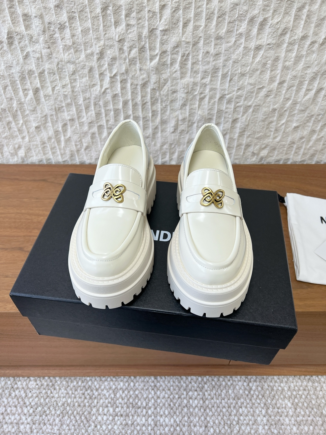 NO:706144,G119 Ann Andelmaa niche fashion brand 26ss early spring new thick-soled loafers casual shoes with soft and delicate texture, the shoe body has the brand's iconic gold metal buckle, and the design is outstanding. The platform thick sole has both a heightening effect and walking comfort. The sole texture is non-slip and wear-resistant, suitable for various daily scenes.  The slip-on version of the classic loafer, combined with the simple color scheme of black and white, is not only in line with the retro style of the British style, but also suitable for various styles such as leisure and commuting. The shoe shape has smooth lines, the toe is rounded and does not squeeze the foot, and the proportion design of the thick sole optimizes the leg line, and the upper foot is longer. The upper is made of original imported cowhide, the lining is sheepskin, and the heel height is 6cm. The outsole is an original custom-made non-slip rubber foam outsole.  size35-39 (40 customized, non-refundable), loafers, loafers, cowhide, sheepskin19860909G119 Ann Andelmaa 小众潮牌 26ss早春新款 厚底 乐福鞋 休闲鞋 质感柔软细腻,鞋身有品牌标志性的金色金属饰扣,设计感突出.松糕厚底,兼具增高效果与行走舒适度,鞋底纹路防滑耐磨,适配日常多种场景. 经典乐福鞋的一脚蹬版型,结合黑白两色的简约配色,既符合英伦风的复古调性,又能适配休闲、通勤等多种穿搭风格.鞋型线条流畅,鞋头圆润不挤脚,厚底的比例设计优化了腿部线条,上脚显腿长. 鞋面采用原版进口牛皮 内里垫脚羊皮 跟高6cm 大底原版定制防滑橡胶发泡大底 size35-39（40定制不退换）,乐福鞋,loafers,cowhide,sheepskin,Women's Shoes