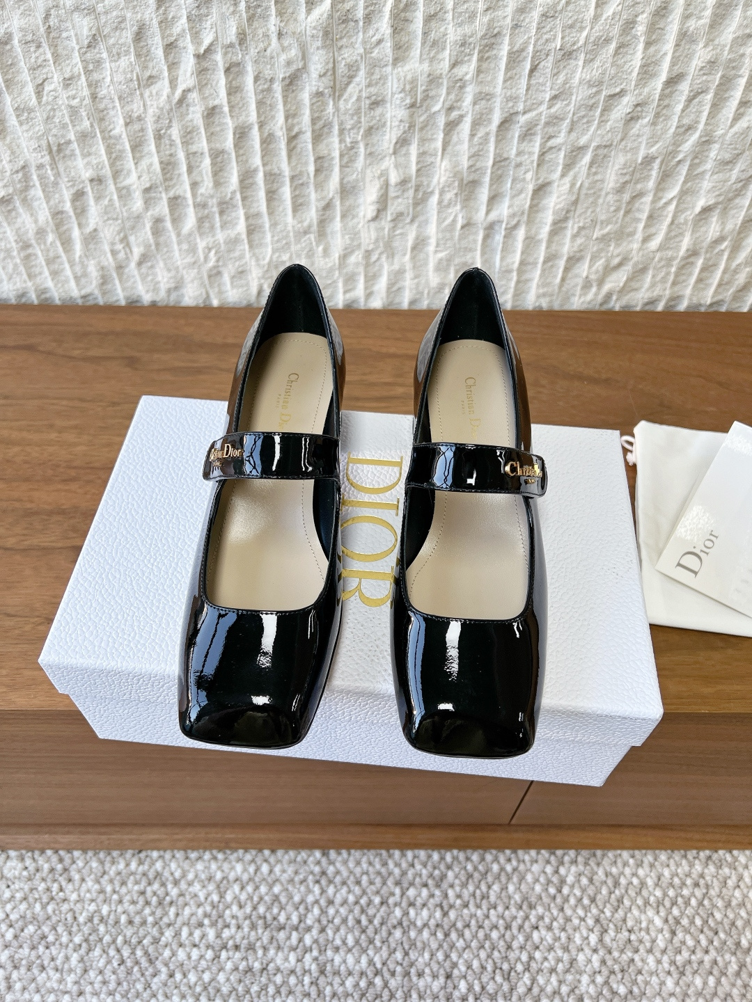 NO:707210,G089 Dior 26ss early spring new Lolita hardware letter buckle square toe thick heel Mary Jane shoes This Lolita is a new product in the 2026 early spring ready-to-wear series, injecting a high-end style into the classic Mary Jane shoes. The nude patent leather upper is equipped with elastic straps and is embellished with a gold-finished metal Cistian Paris logo. It is paired with a 4 cm thick heel to highlight the elegant aesthetic style. The upper is made of original imported cow patent leather  Sheepskin lining, heel height 4cm, original custom-made Italian leather outsole, size 35-39 (40.41. Customized, non-refundable), high-heeled shoes, dior, dior, mary jane, high heels, cowhide, sheepskin, Leather soles19860909G089 Dior 迪奥 26ss早春新款 Lolita 五金字母扣 方头 粗跟 玛丽珍 单鞋 这款 Lolita是二零二六早春成衣系列新品,为经典的玛丽珍鞋注入高订风范.裸色漆皮牛皮革鞋面搭配弹力饰带,点缀以金色饰面金属Cistian Paris标志.搭配4厘米粗跟,彰显优雅的美学风格. 鞋面采用原版进口牛漆皮 内里垫脚羊皮 跟高4cm 鞋底原版定制意大利真皮大底 码数35-39（40.41.定做不退换）,高跟鞋单鞋,dior,dior,mary jane,high heels,cowhide,sheepskin,Leather soles,Women's Shoes